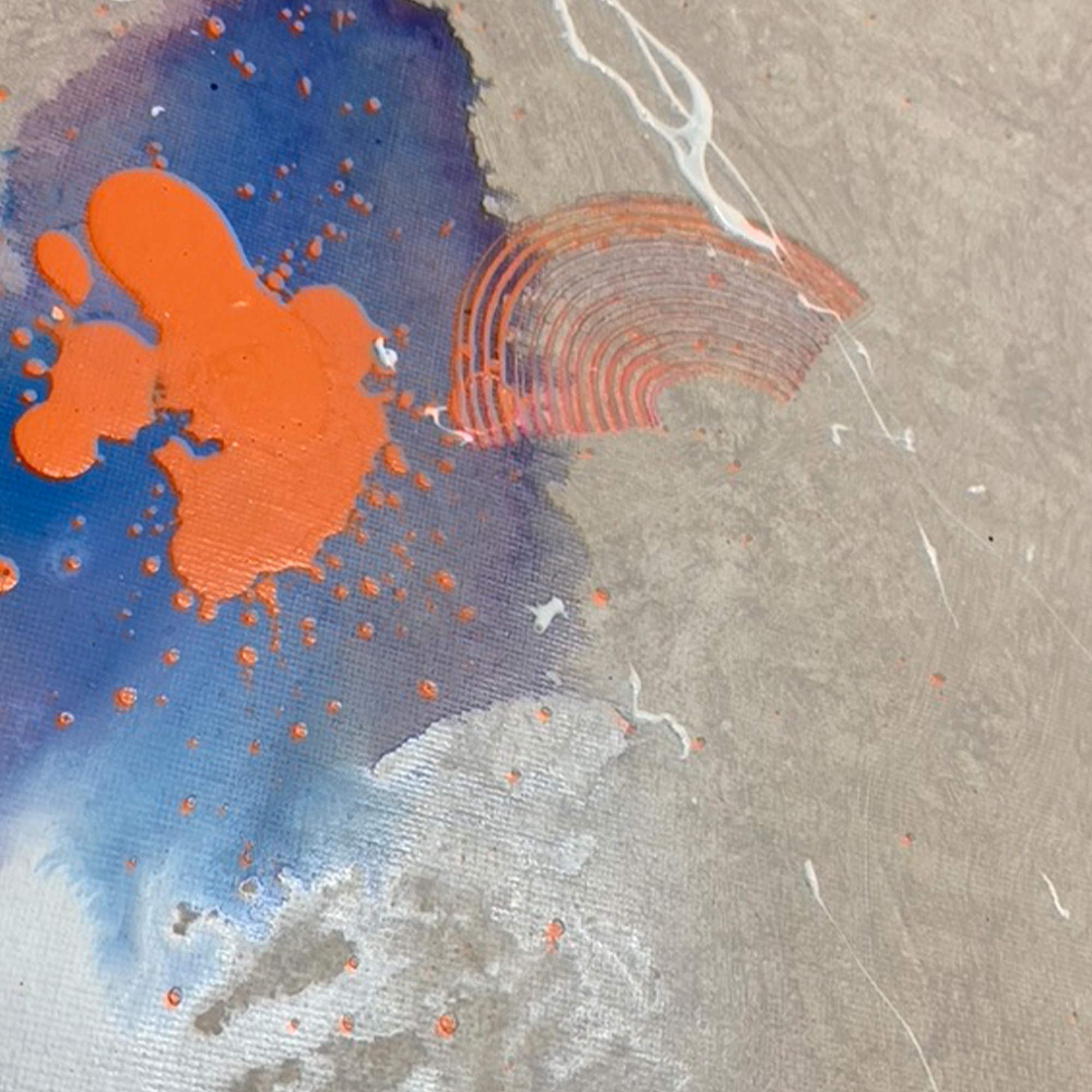 Abstraktes Leinwandgemälde „EXPECTATIONS – RISE“ von Sophie Friederichs in 50×70 cm mit strukturierten Acrylfarben in Taupe, Orange, Blau und Violett, organischer abstrakter Komposition mit dynamischer Farbverteilung.