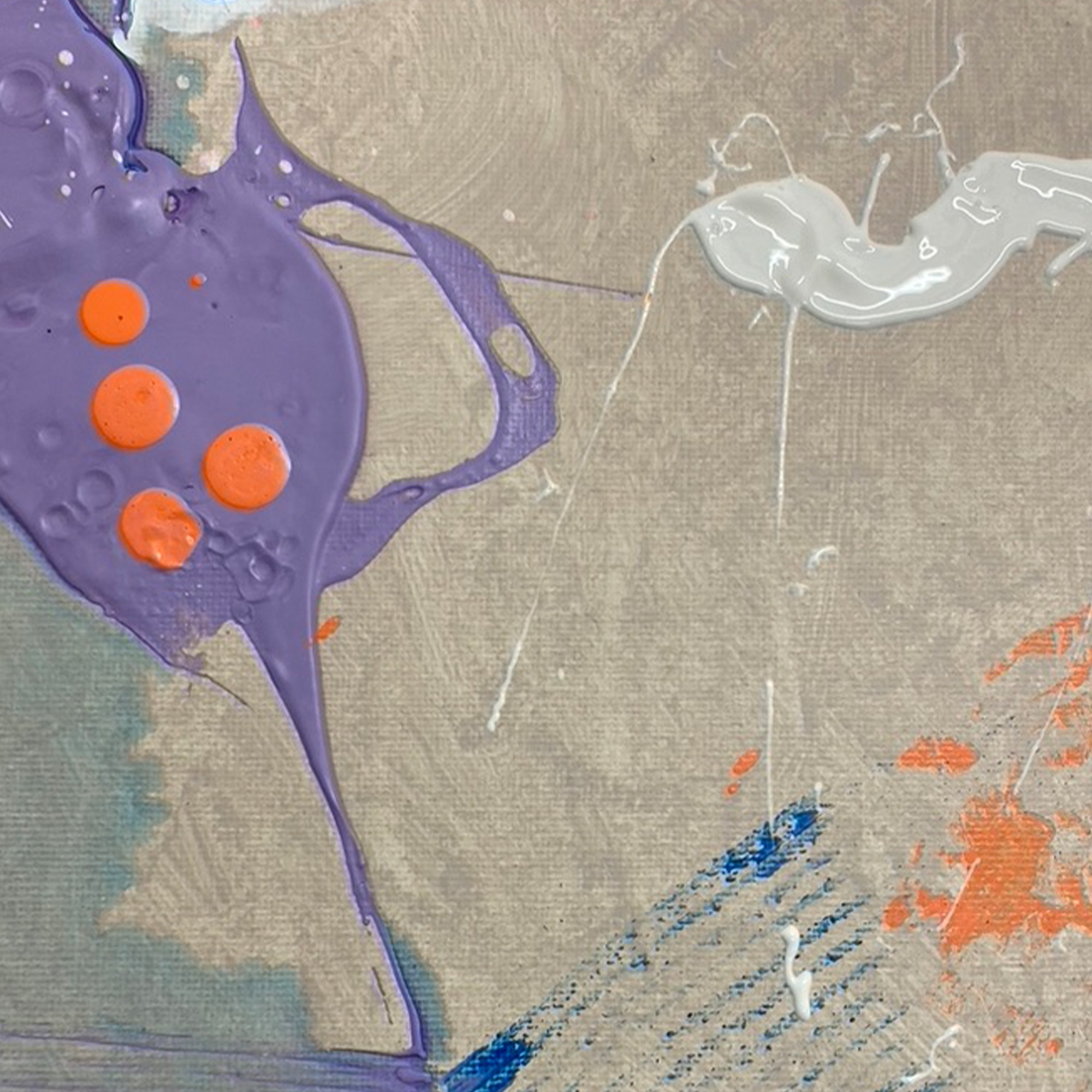 Abstraktes Leinwandgemälde „EXPECTATIONS – RISE“ von Sophie Friederichs in 50×70 cm mit strukturierten Acrylfarben in Taupe, Orange, Blau und Violett, organischer abstrakter Komposition mit dynamischer Farbverteilung.