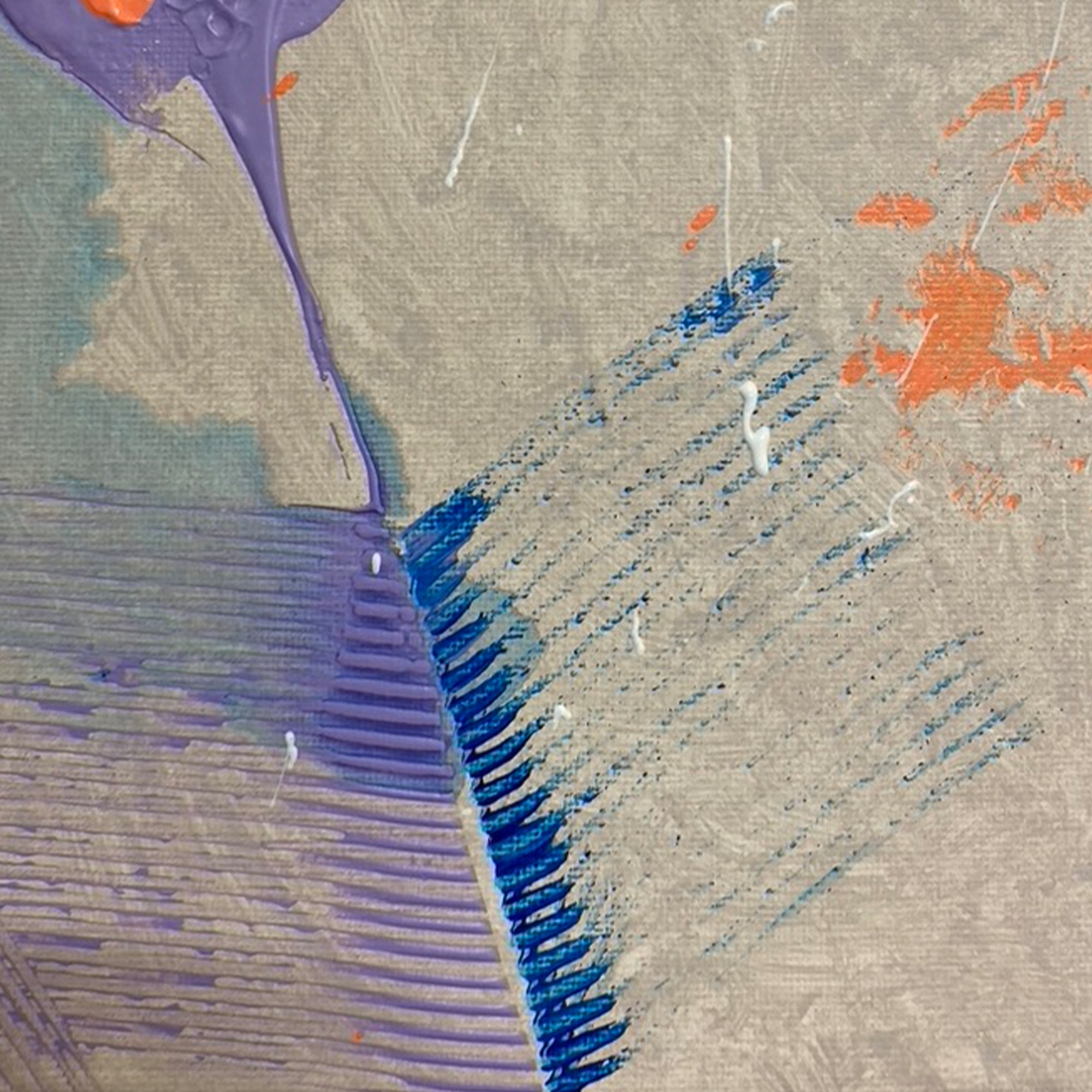 Abstraktes Leinwandgemälde „EXPECTATIONS – RISE“ von Sophie Friederichs in 50×70 cm mit strukturierten Acrylfarben in Taupe, Orange, Blau und Violett, organischer abstrakter Komposition mit dynamischer Farbverteilung.