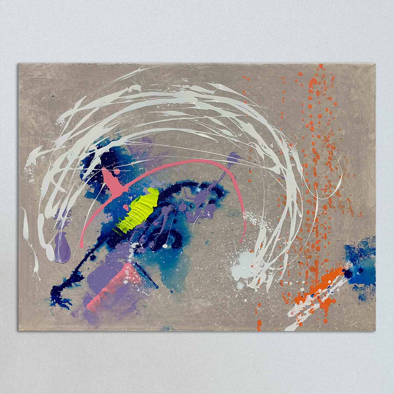 Abstraktes Originalgemälde „EXPECTATIONS – HOPE“ von Sophie Friederichs im Format 60 × 80 cm mit strukturierter Acrylmalerei in Taupe, Orange, Blau und Violett. Moderne Leinwandkunst mit organischen Formen und Symbolik für Hoffnung, Zuversicht und Transformation.