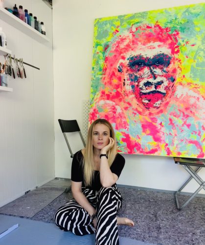 Künstlerin Sophie Friederichs vor dem Bild GORILLA aus der Serie KEINE ZOOTIERE