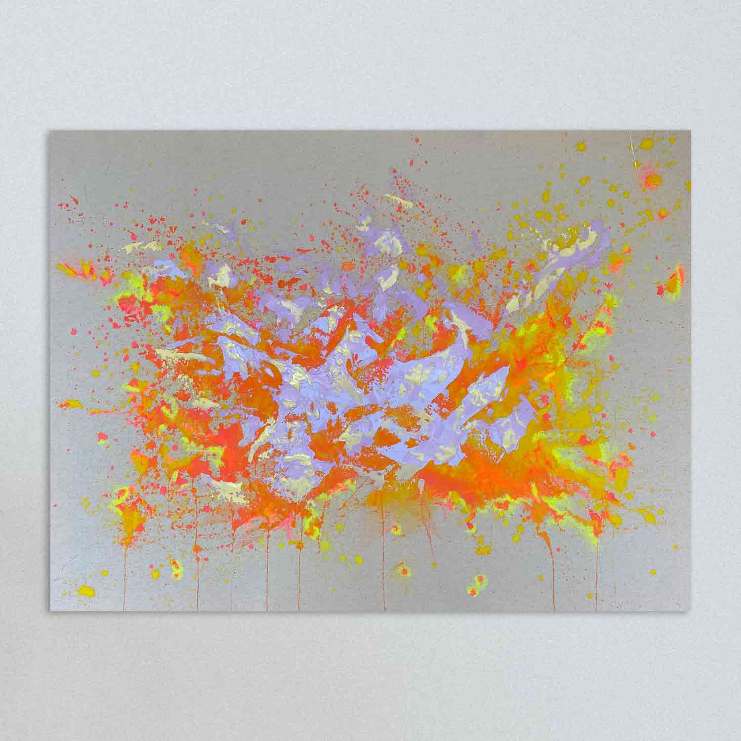 SISTERS - abstrakt gemaltes Leinweandbild. Naturfarbener Hintergrund mit leuchtend orange und gelbfarbenen Highlights. Abgerundert wird das Bild durch zartglänzende Lilafarbene Akzente.