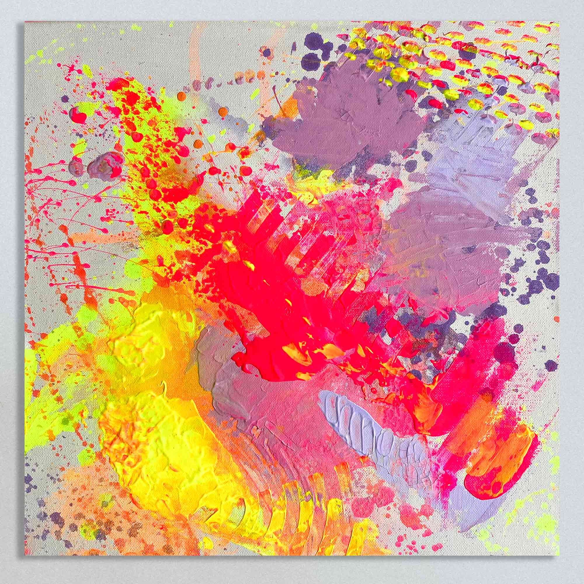 FOOTSTEPS  - ein abstraktes Leinwandbild von Sophie Friederichs. Hauptfarben: Neonpink, Neonhelb, Orange und Lila