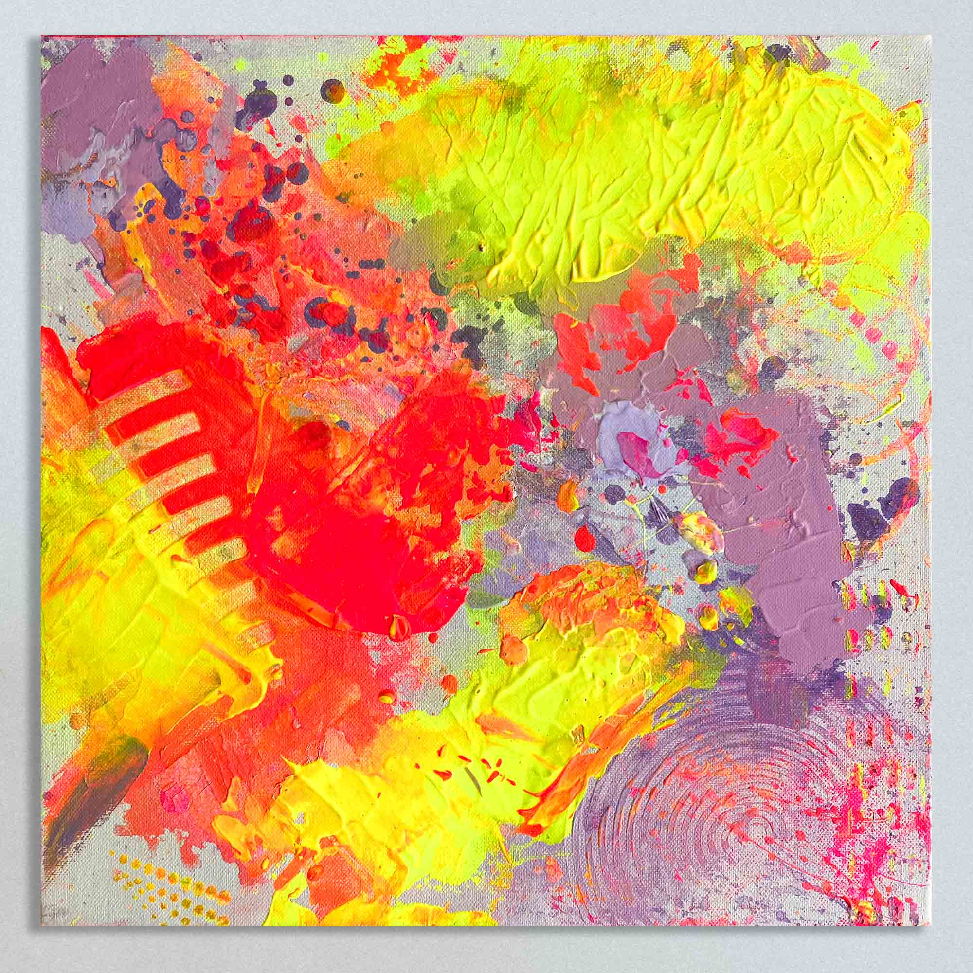 Abstraktes Leinwandbild ON THE DANCEFLOOR von Sophie Friederichs. Farbwelt: Neongelb, Neonpink, Lila und Orange