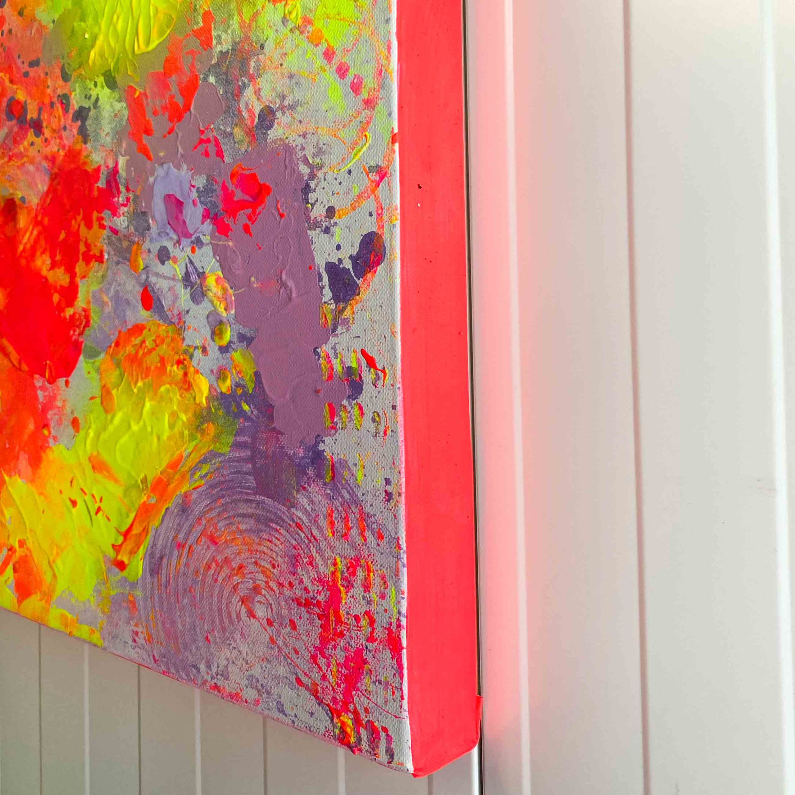 Detailansicht Rand: Abstraktes Leinwandbild ON THE DANCEFLOOR von Sophie Friederichs. Farbwelt: Neongelb, Neonpink, Lila und Orange