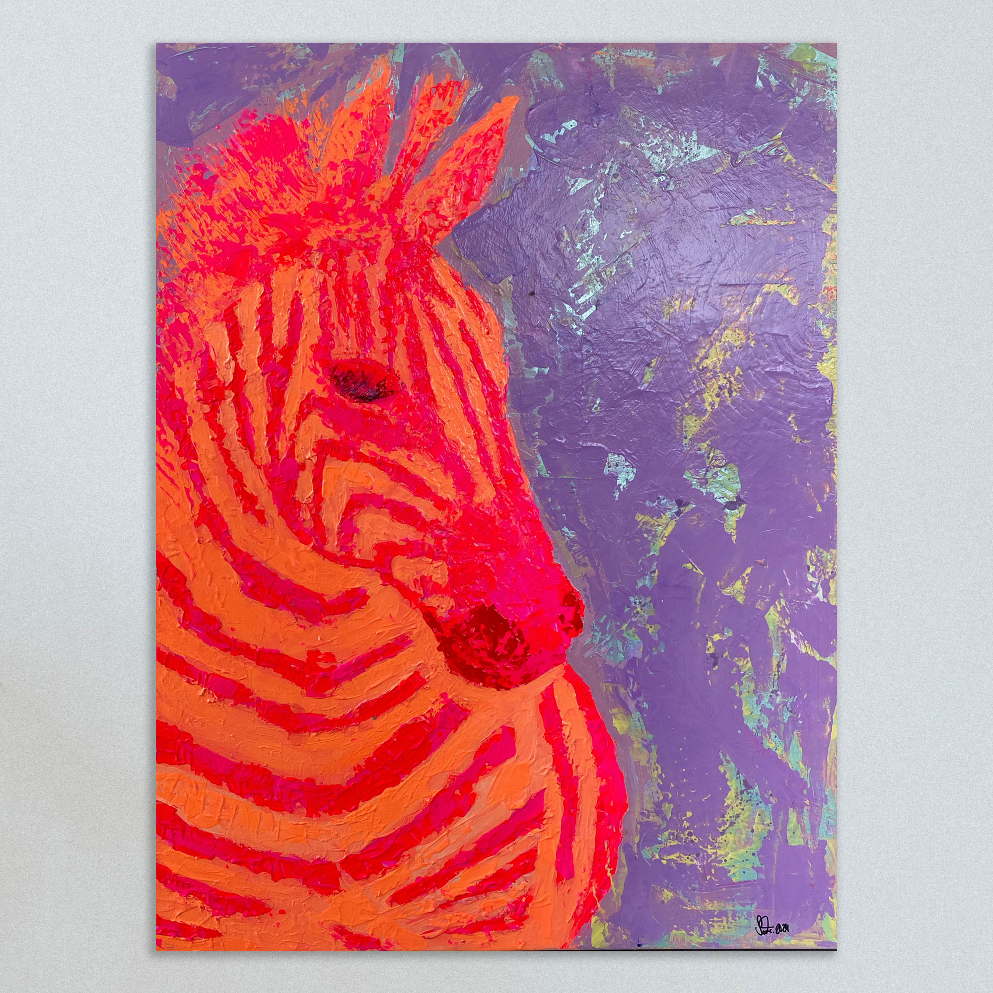 ZEBRA - halb abstraktes Leinwandbild eines Zebras mit Streifen in Neonpink und Neonorange. Hintergrund lila. Gemalt von Sophie Friederichs. Hamburg, 2024