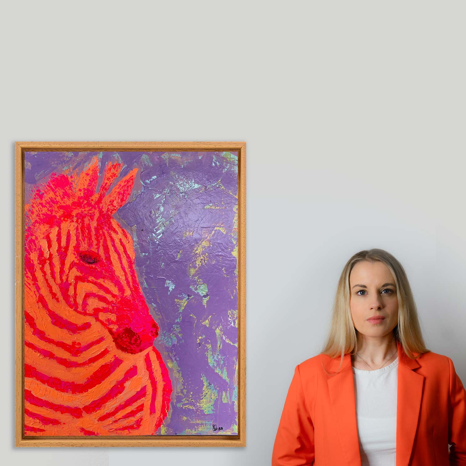 ZEBRA - halb abstraktes Leinwandbild eines Zebras mit Streifen in Neonpink und Neonorange. Hintergrund lila. Gemalt von Sophie Friederichs. Hamburg, 2024