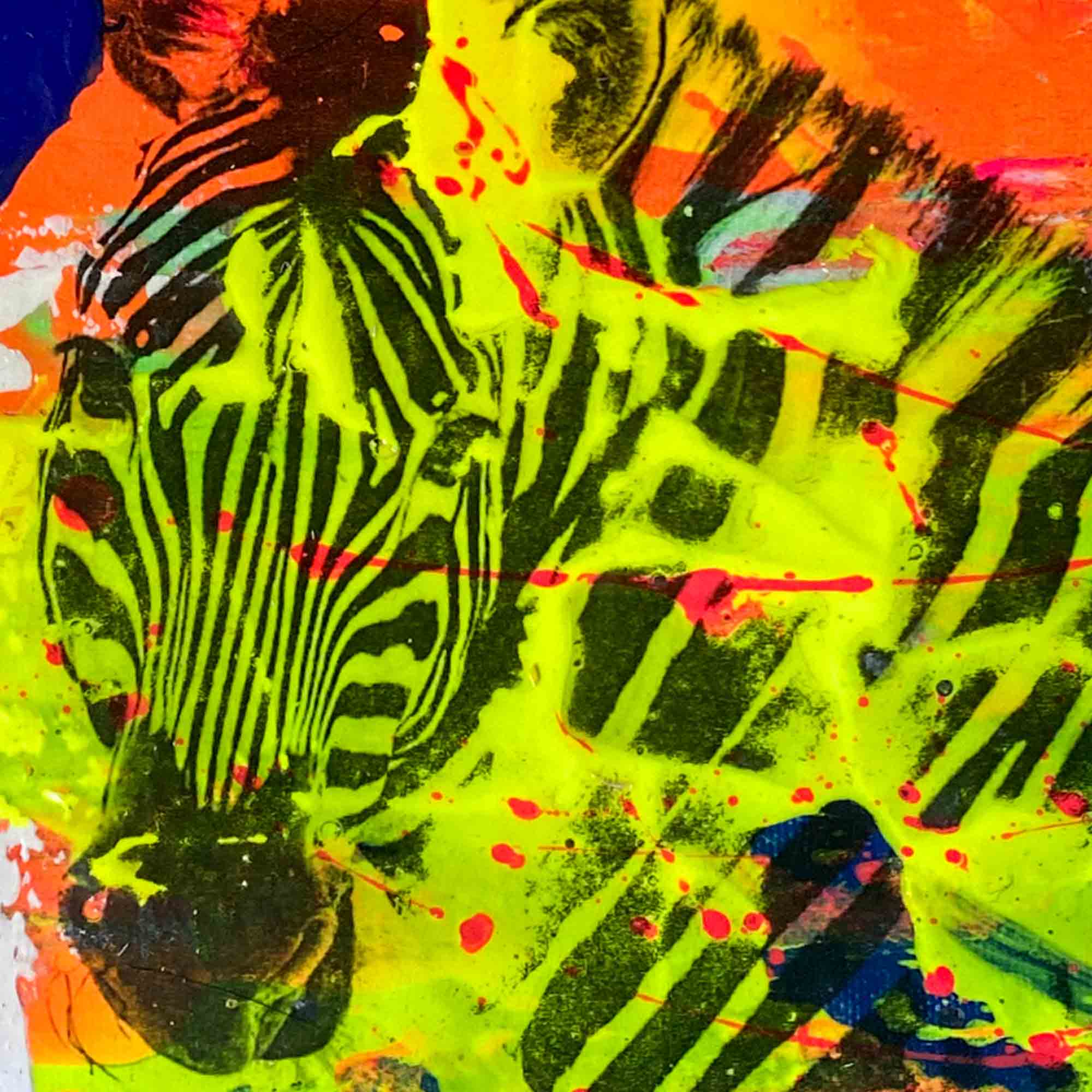 NEON ZEBRA - abstrakte Malerie mit aufgedrucktem Zebramotiv in Schwarz. Hintergrund: kräftiges blau, neon-orange und neon-gelb. Gemalt vo Sophie Friederichs 2024