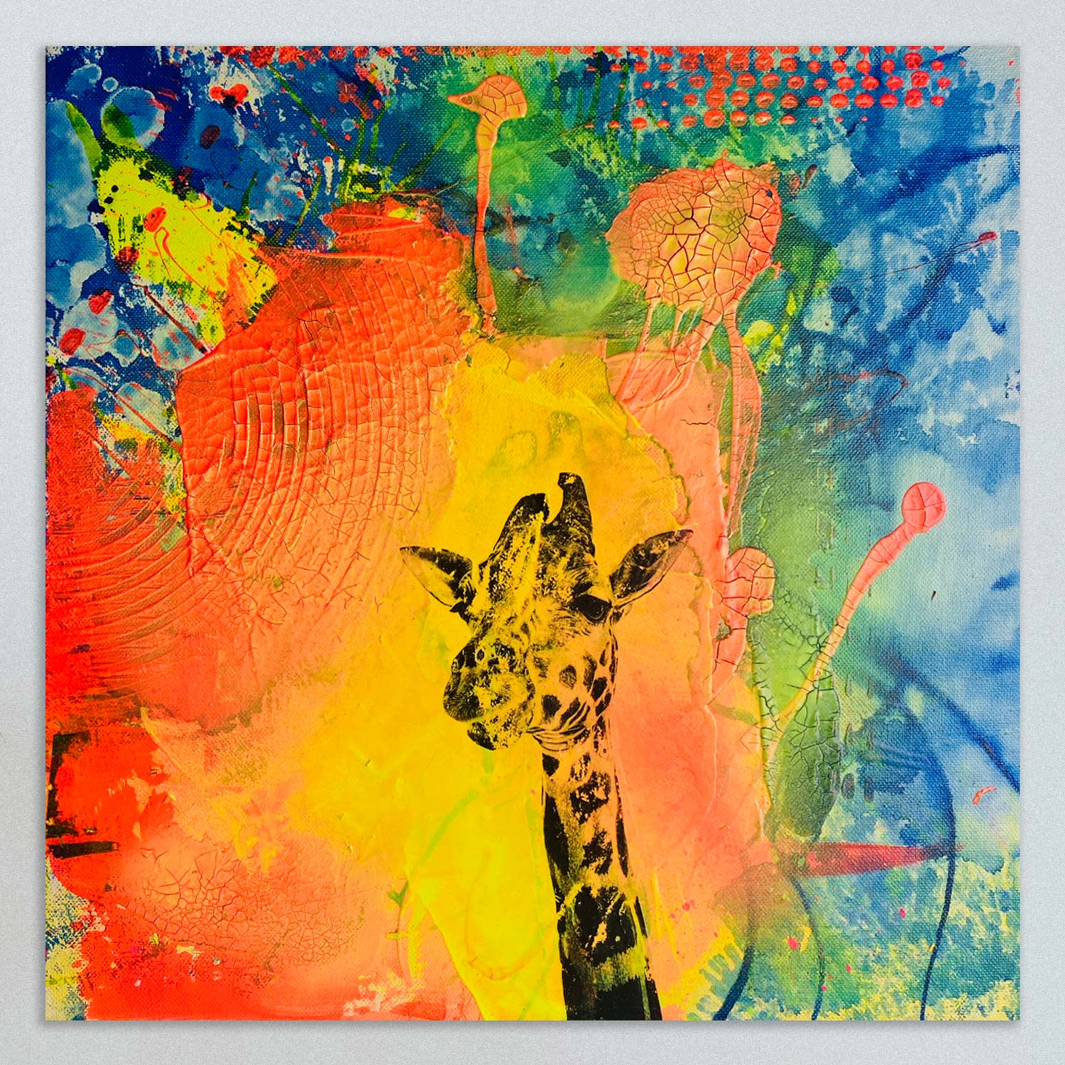 GIRAFFE - abstrakt gemaltes Leinwandbild mit dem Kopf einer Giraffe in den Hauptfarben gelb, orange, blau und pink. Gemalt von Sophie Friederichs, 2024 in Hamburg.