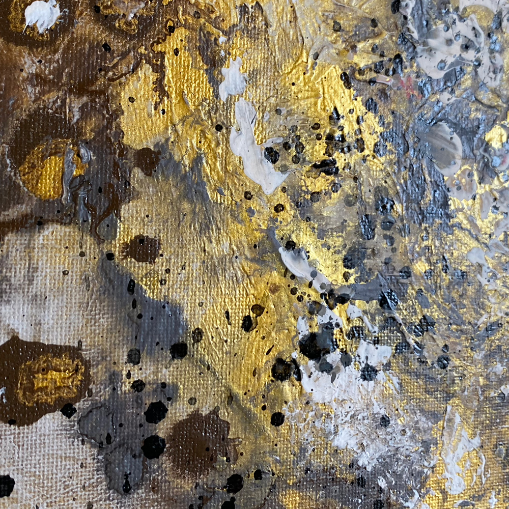 Abstraktes Originalgemälde „PRAG“ von Sophie Friederichs mit warmen Braun-, Gold- und Beigetönen auf neutralem Hintergrund, strukturierte Acrylmalerei mit organischer, urban inspirierter Komposition.