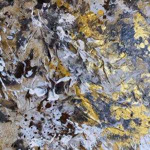Abstraktes Originalgemälde „PRAG“ von Sophie Friederichs mit warmen Braun-, Gold- und Beigetönen auf neutralem Hintergrund, strukturierte Acrylmalerei mit organischer, urban inspirierter Komposition.