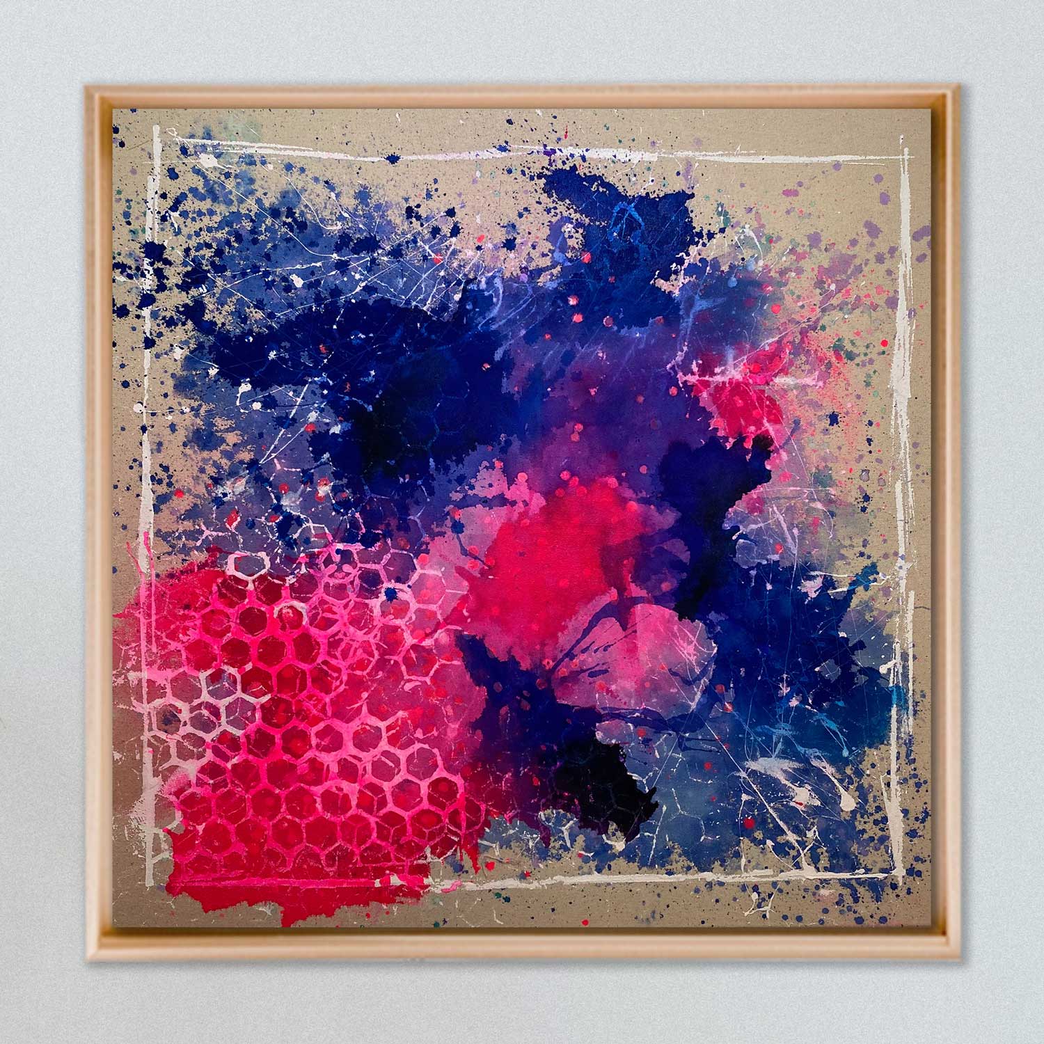Mittelgroßes, quadratisches abstraktes Leinwandbild BON VOYAGE von Sophie Friederichs. Farbwelt: Kobaltblau, Royalblau und  Neonpink mit weißen Akzenten