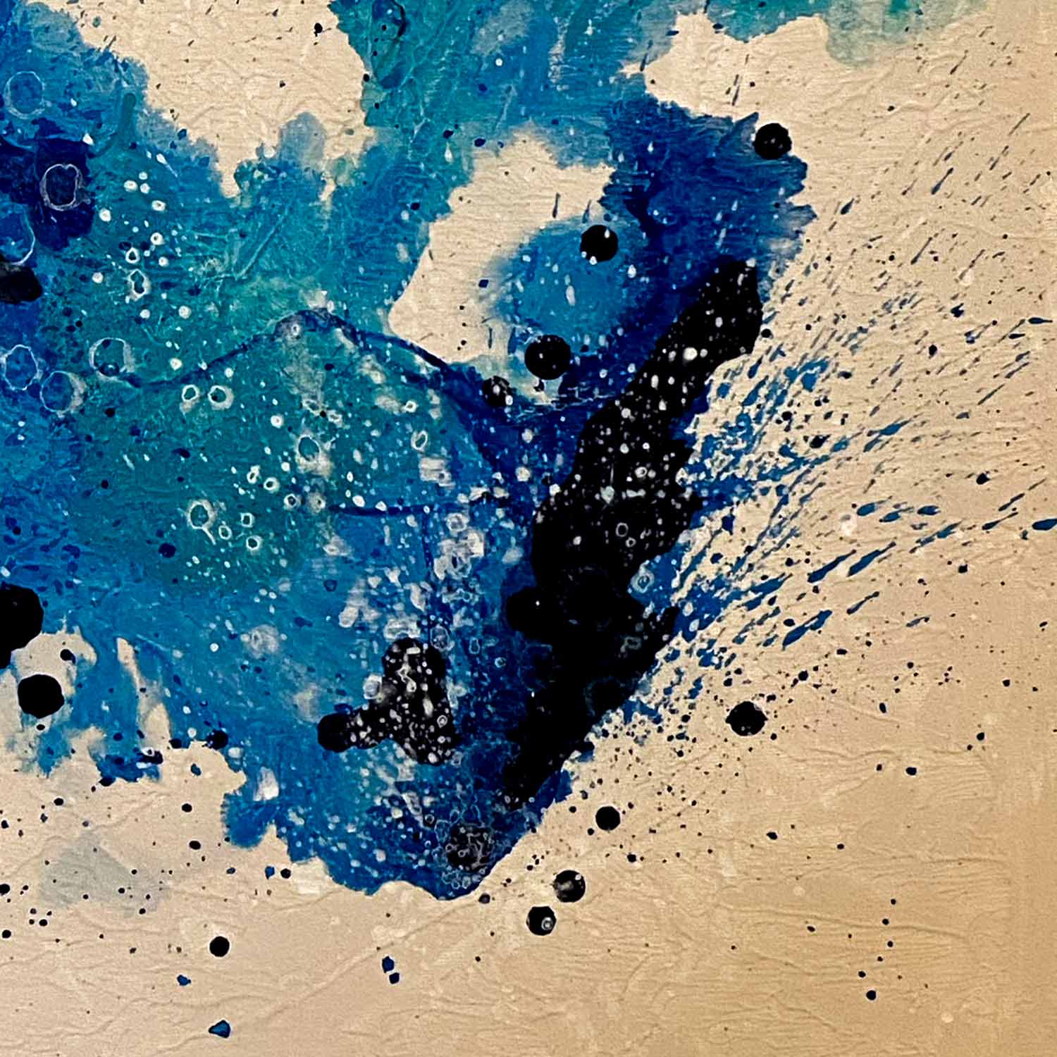 Abstraktes Leinwandbild „TETHER“ von Sophie Friederichs in 50 x 70 cm. Handgemaltes Originalgemälde mit Dunkelblau, Türkis und Royalblau auf beigefarbenem Hintergrund.