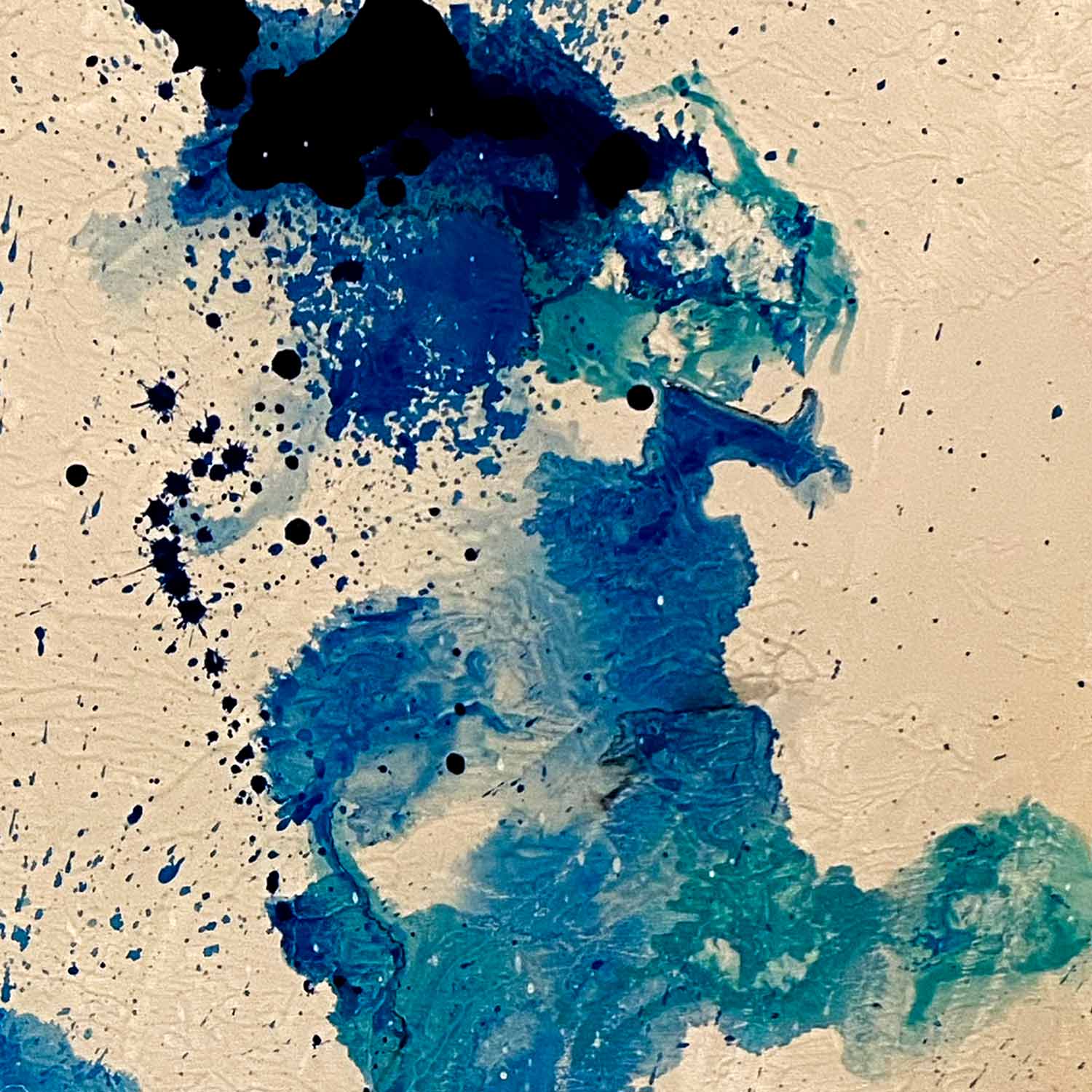 Abstraktes Leinwandbild „TETHER“ von Sophie Friederichs in 50 x 70 cm. Handgemaltes Originalgemälde mit Dunkelblau, Türkis und Royalblau auf beigefarbenem Hintergrund.