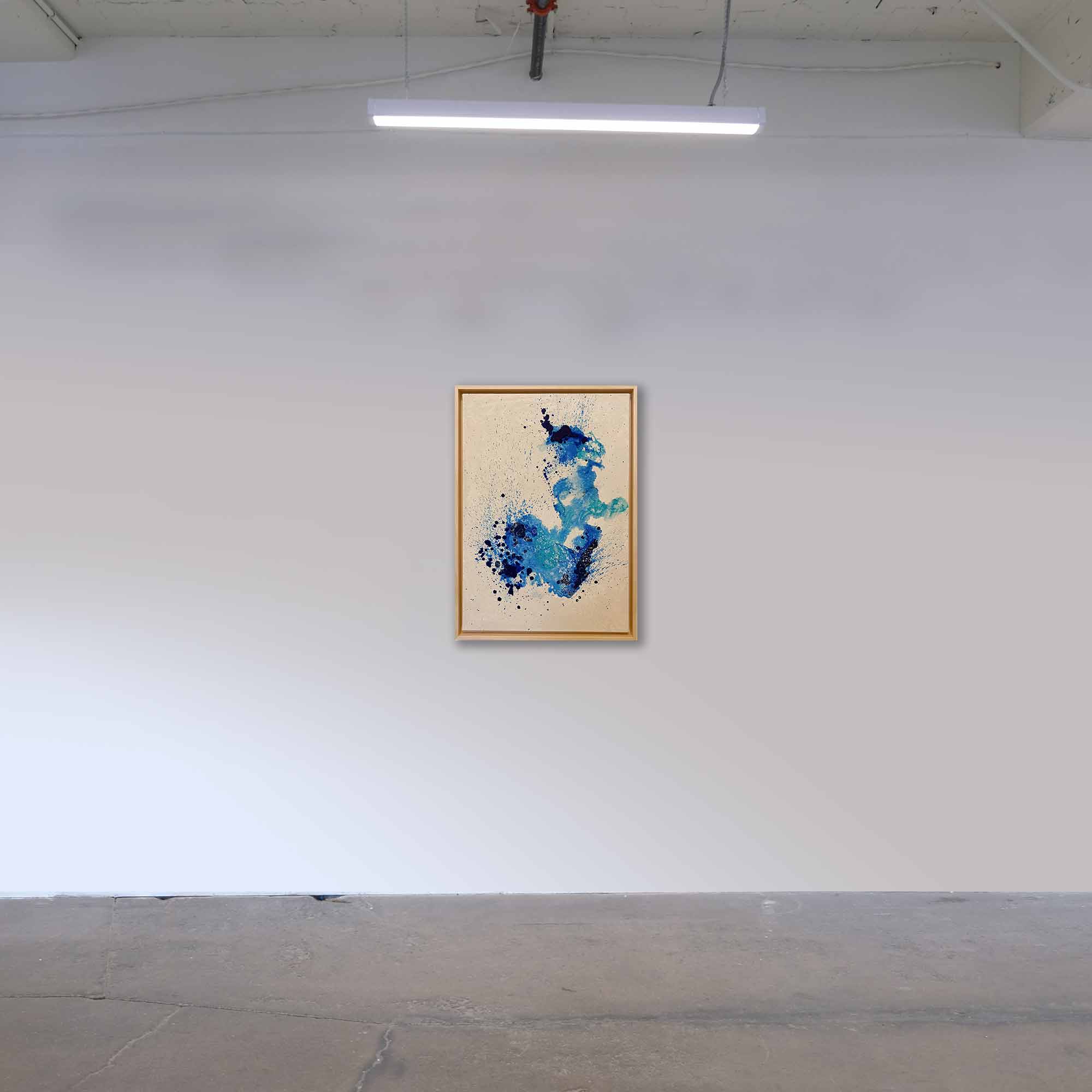 Abstraktes Leinwandbild „TETHER“ von Sophie Friederichs in 50 x 70 cm. Handgemaltes Originalgemälde mit Dunkelblau, Türkis und Royalblau auf beigefarbenem Hintergrund.