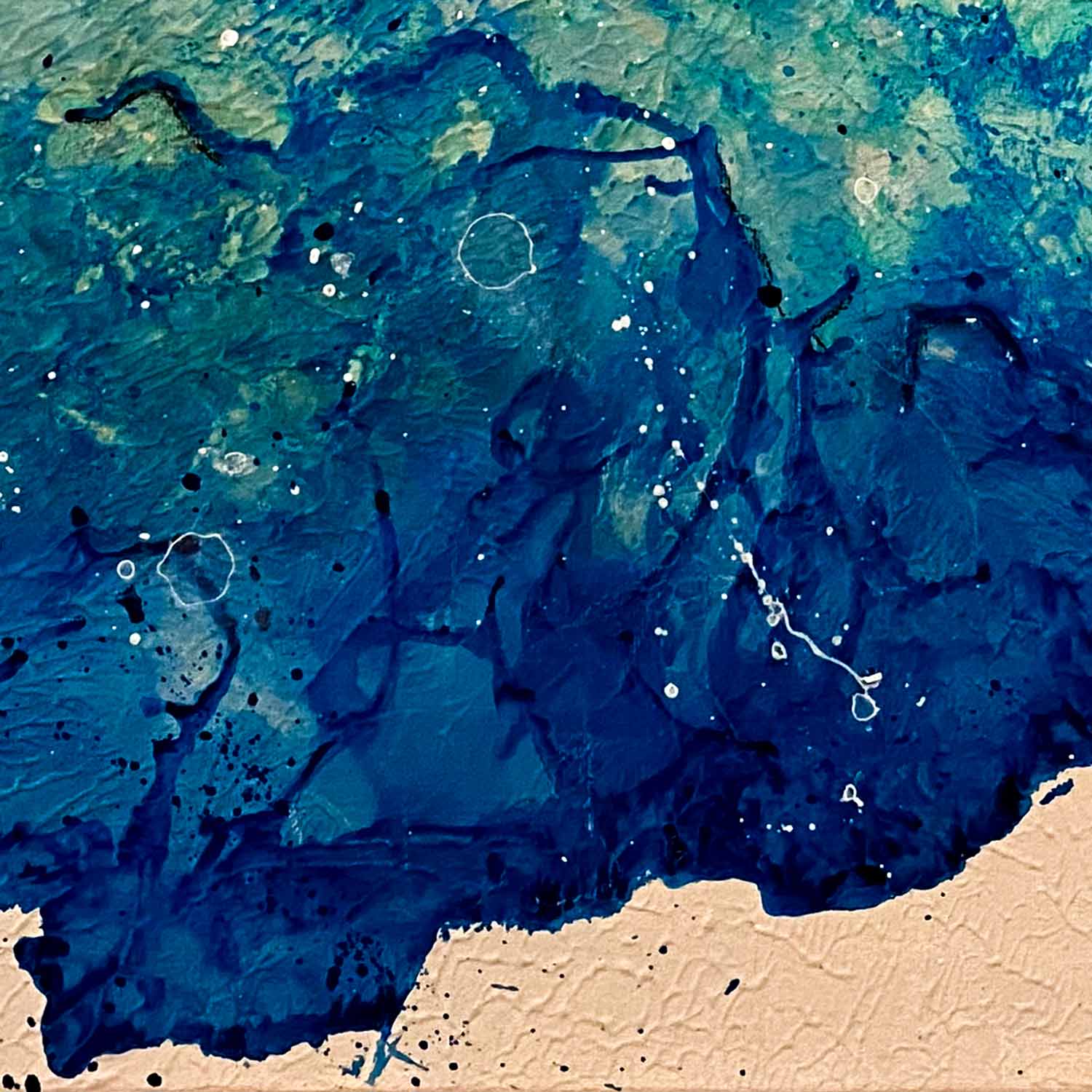 Abstraktes Leinwandgemälde „WASTE A MOMENT“ von Sophie Friederichs mit fließenden Blau- und Türkistönen auf hellem, neutralem Hintergrund in moderner Acryltechnik.