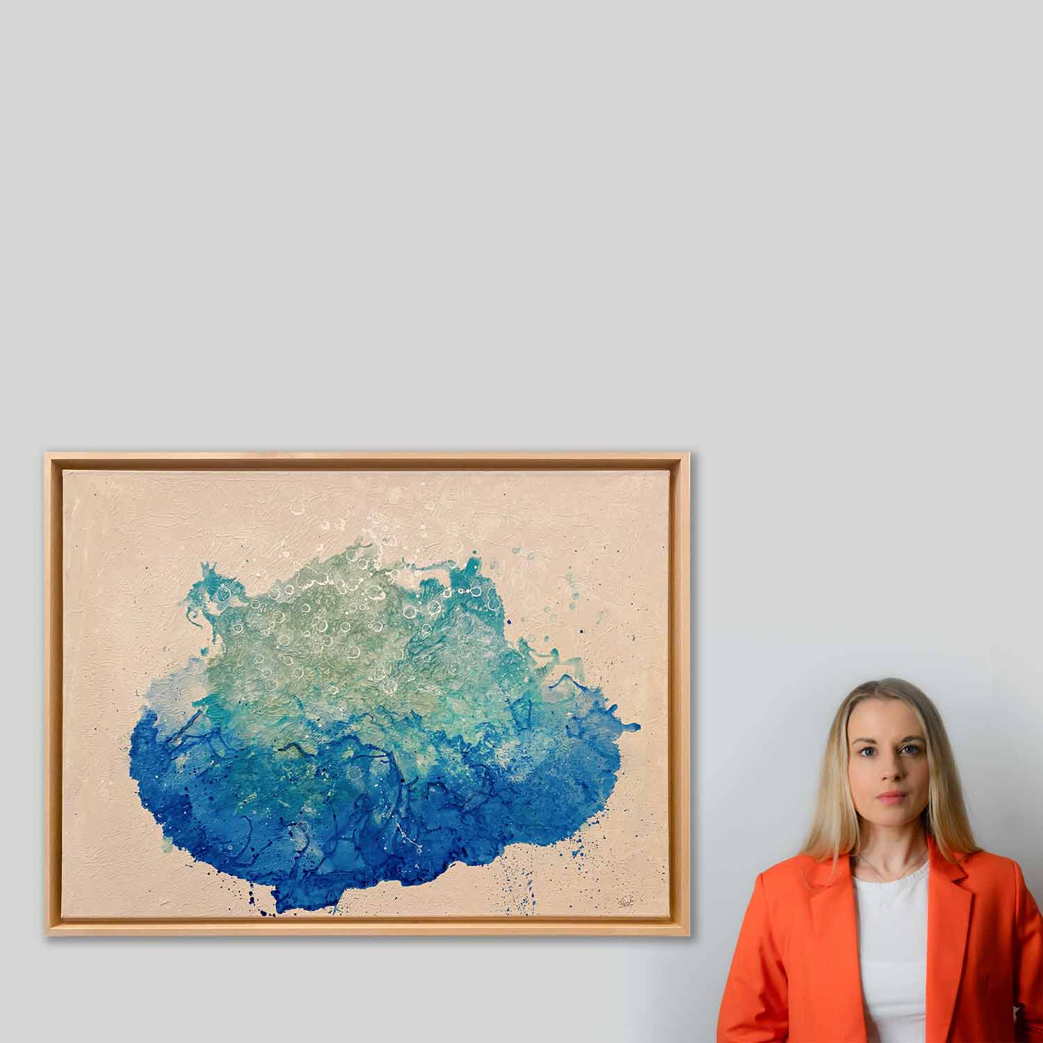 Abstraktes Leinwandgemälde „WASTE A MOMENT“ von Sophie Friederichs mit fließenden Blau- und Türkistönen auf hellem, neutralem Hintergrund in moderner Acryltechnik.