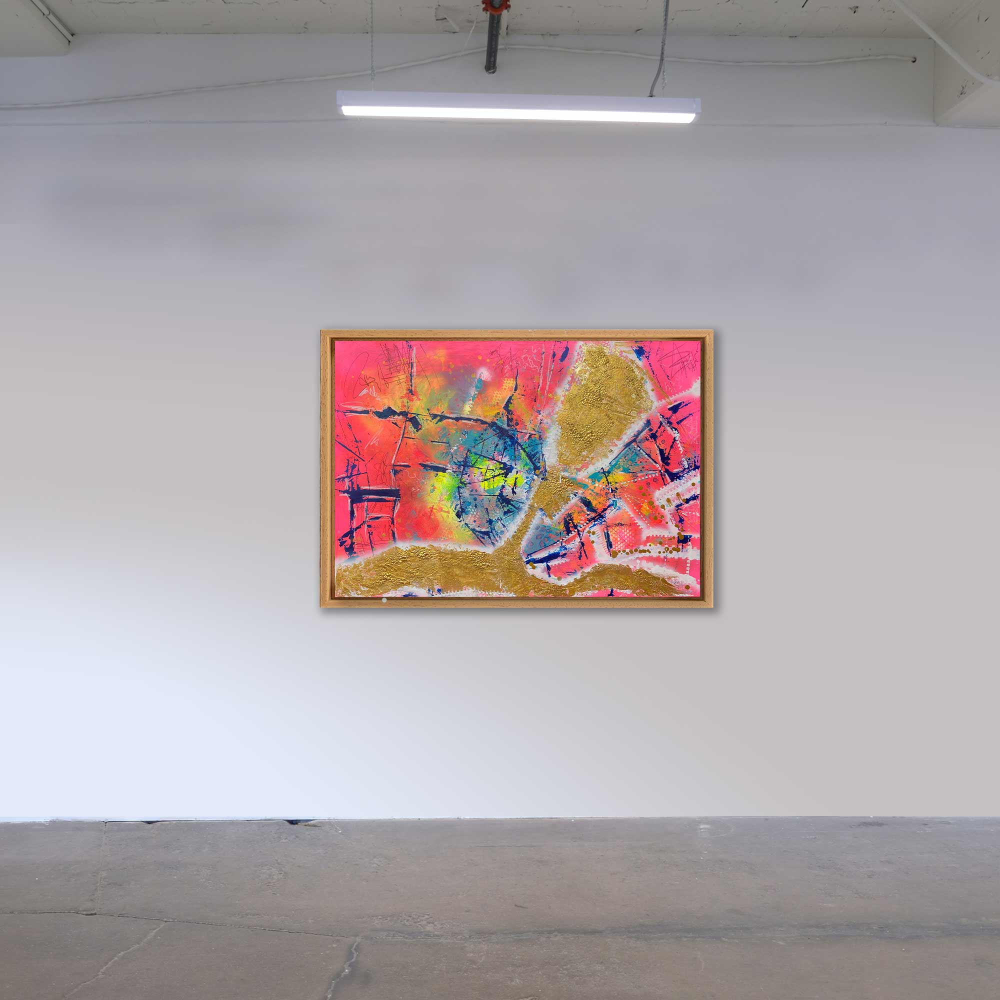 Abstraktes Leinwandbild „Nullviernull“ (100 x 70 cm) mit künstlerischer Darstellung der historischen Stadtkarte von Hamburg. Sichtbar sind die Elbe, die Binnenalster und das Stadtzentrum in leuchtenden Pink-, Blau- und Goldtönen mit strukturreichen Mixed-Media-Elementen.