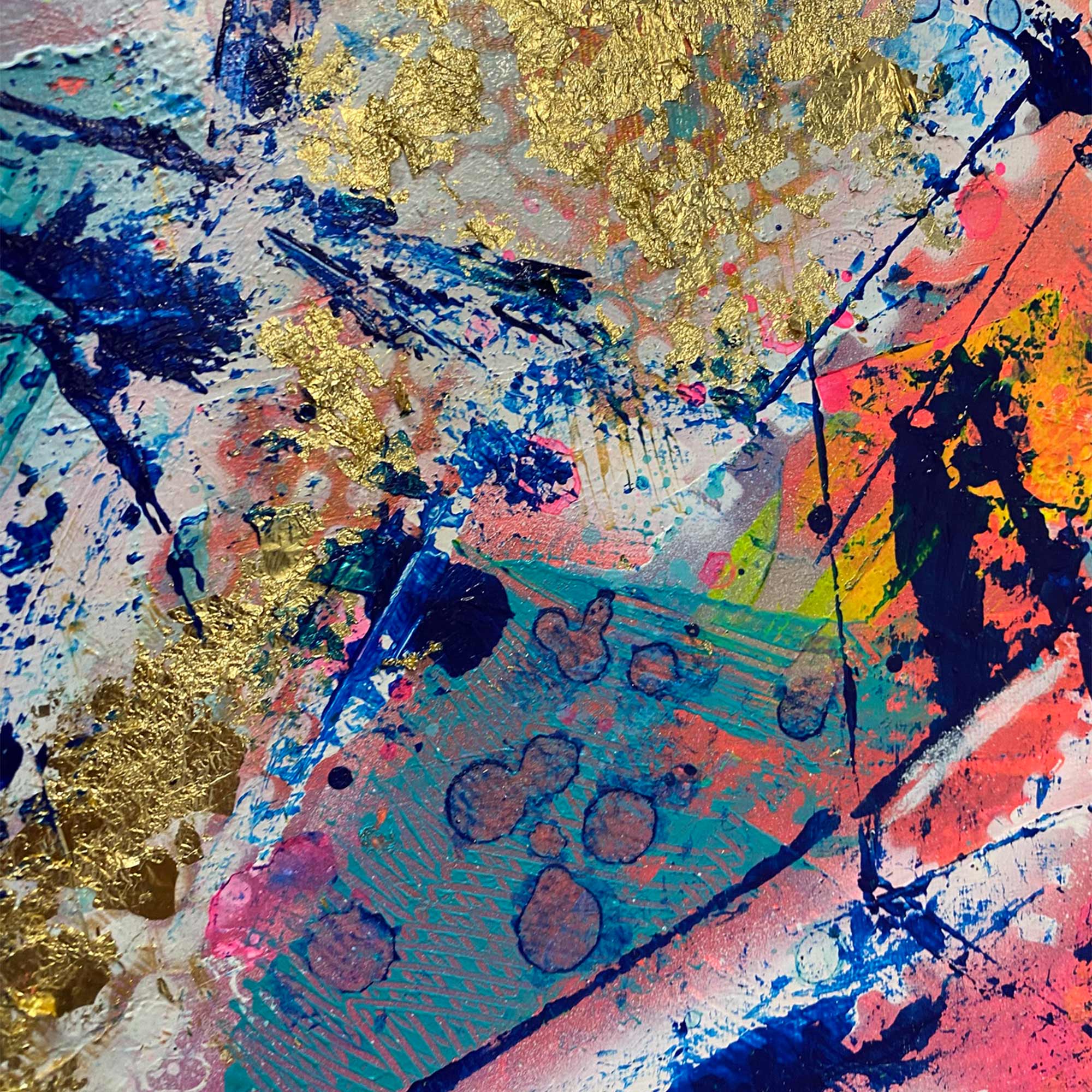 Abstraktes Leinwandbild „Nullviernull“ (100 x 70 cm) mit künstlerischer Darstellung der historischen Stadtkarte von Hamburg. Sichtbar sind die Elbe, die Binnenalster und das Stadtzentrum in leuchtenden Pink-, Blau- und Goldtönen mit strukturreichen Mixed-Media-Elementen.