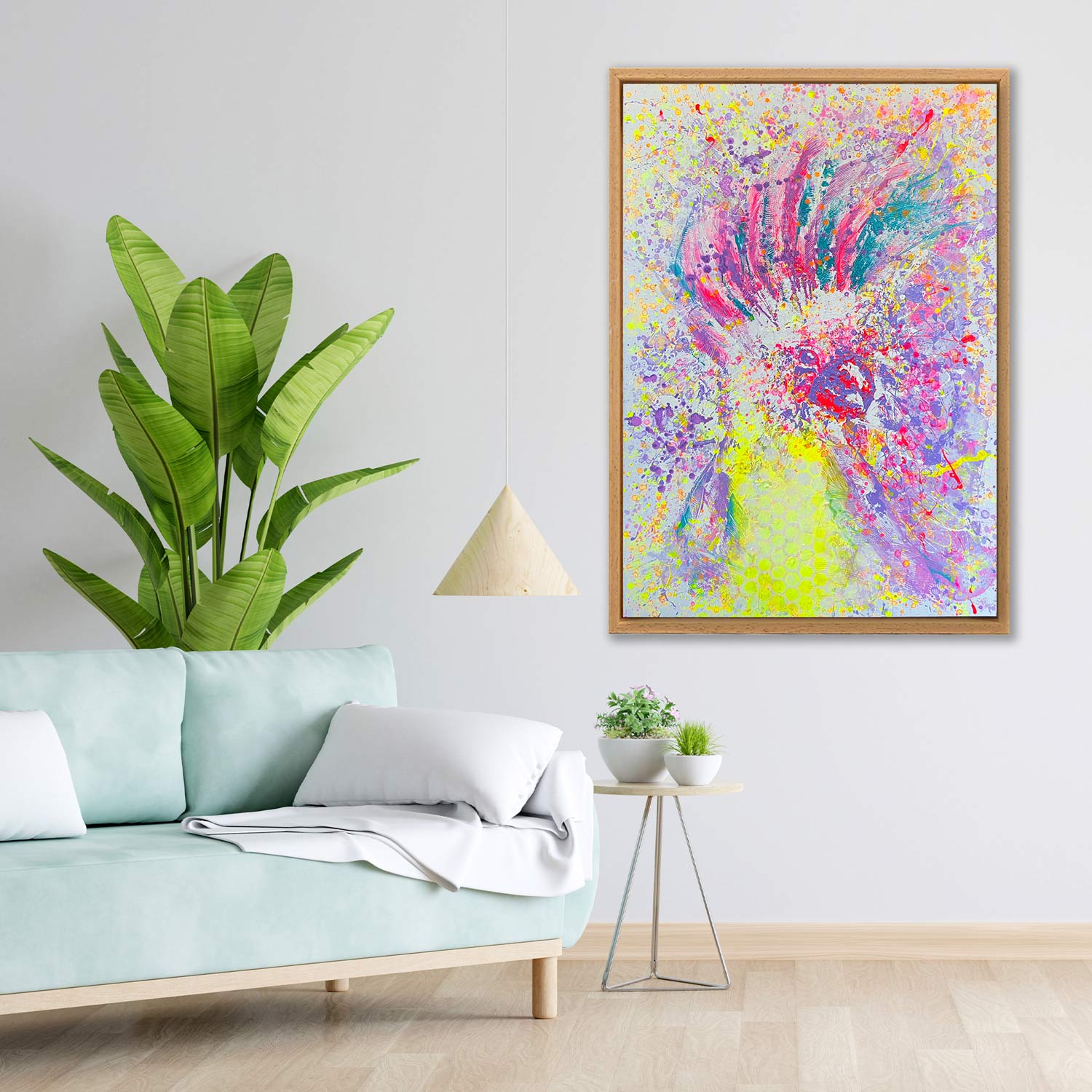 Der klare, nüchterne Skandi Stil verträgt sich bestens mit abstrakter Kunst. Beide Stile ergänzen sich bestens. Hier zu sehen ist das abstrakt gemalte Bild eines KAKADUS in lila, link und gelb.