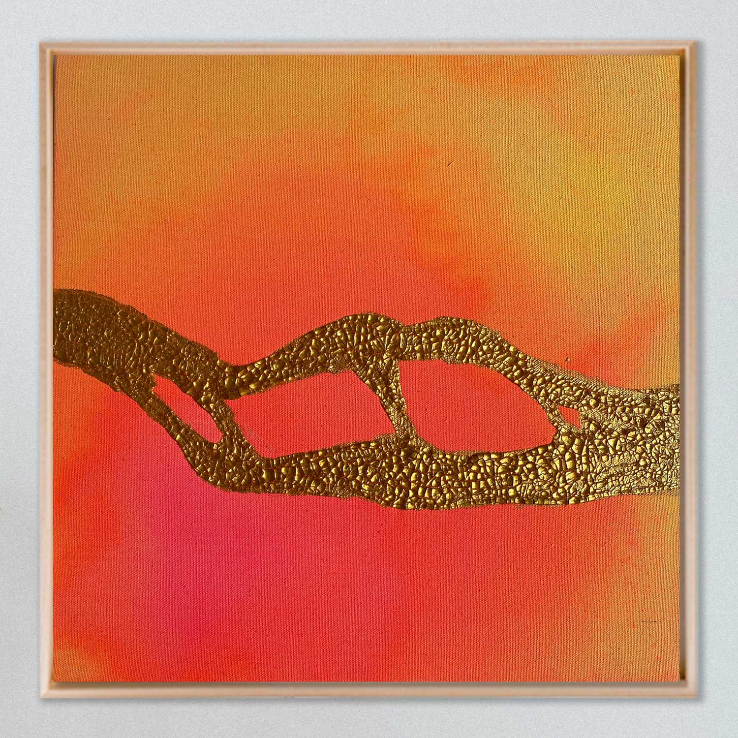PARIS, ein abstrakt gemaltes Leinwandbild in der Größe 40x40 cm. Neonpink, orange und gelb im Hintergrund. Darauf in Gold mit Crackle Finish eine Abstraktion der Seine.