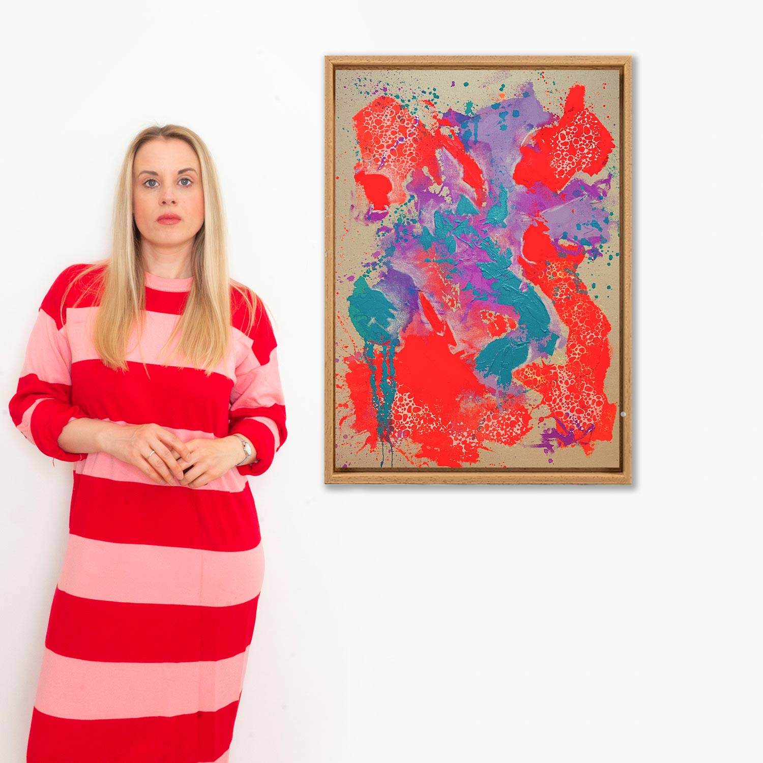 Abstraktes Originalgemälde „ALASKA“ von Sophie Friederichs mit Neon-Orange, Violett und Türkis auf naturfarbenem Hintergrund, dynamische Acrylmalerei mit strukturierter Oberfläche und moderner Farbkomposition.