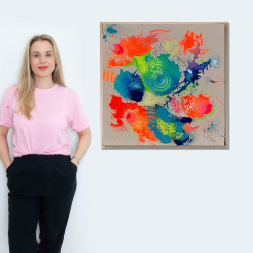 Abstraktes Neon-Gemälde "BORN SLIPPY" von Sophie Friederichs mit kräftigen Farbspritzern in Blau, Orange und Grün auf naturfarbenem Baumwollstoff.