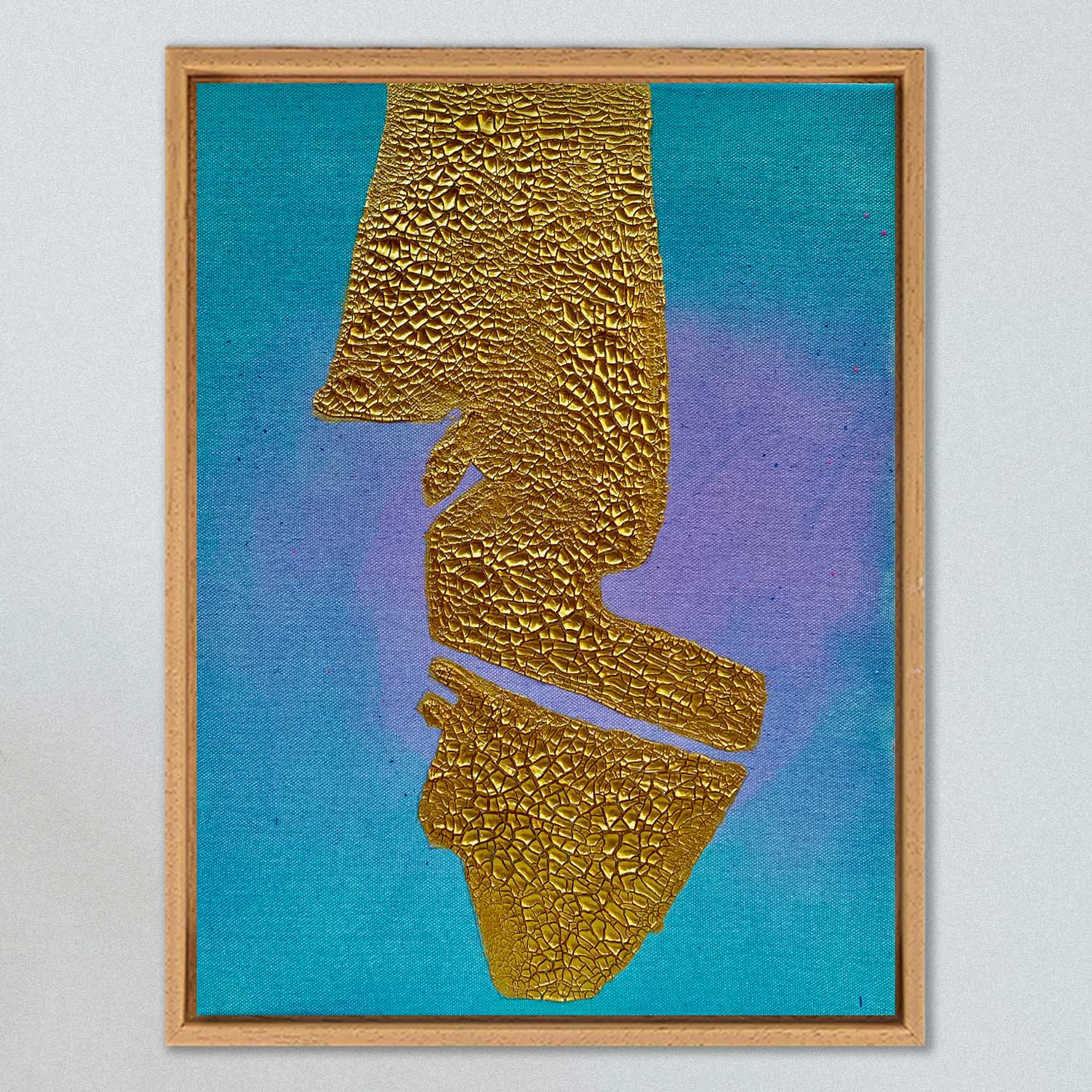 DARLING HARBOUR - ein abstrakt gemaltes Leinwandbild von Sophie Friederichs. In gold mit Crackle Finish sieht man das Hafengebiet des Darling Harbour in Sydney. Der Hintergrund ist türkis und lila.