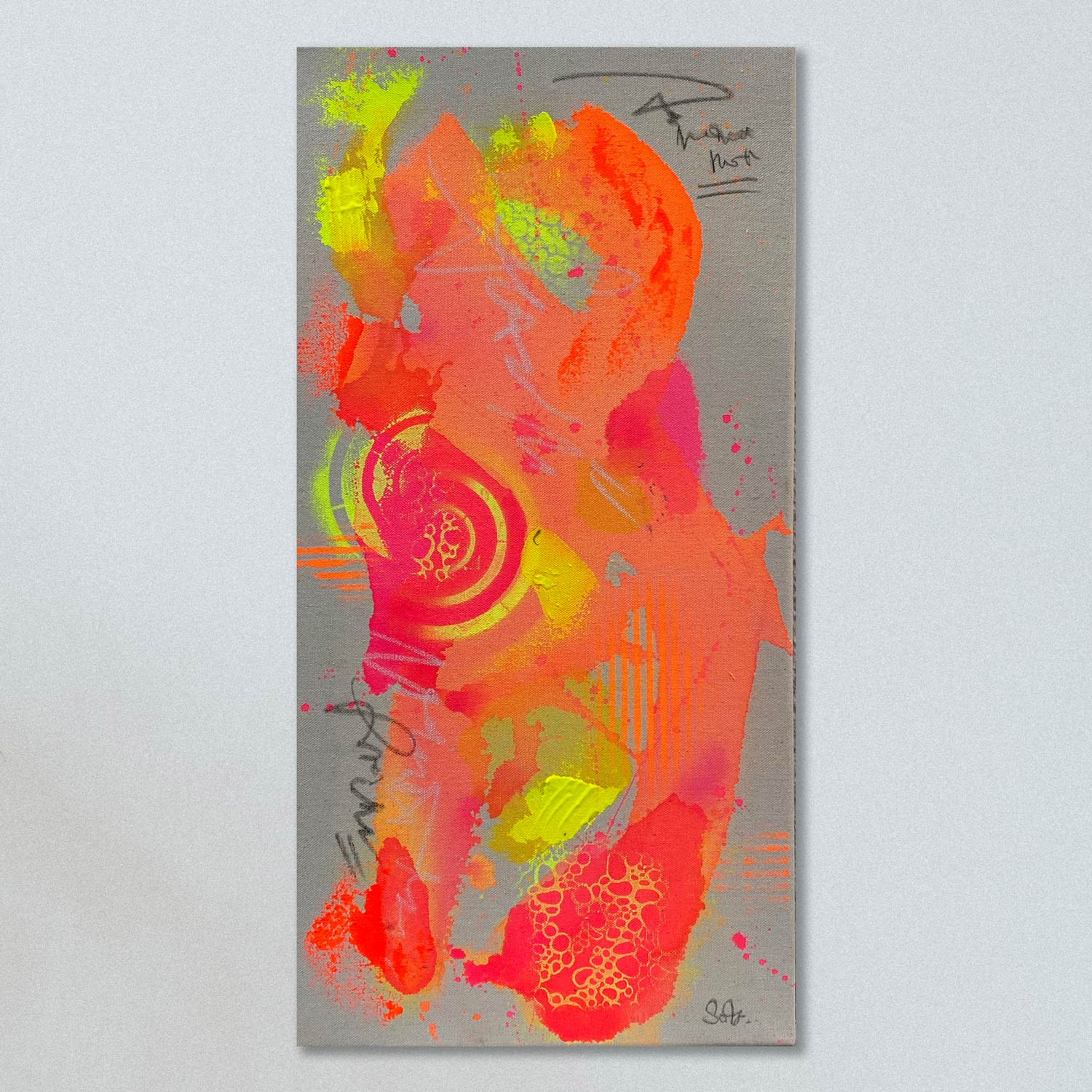 ESCAPE - ein abstrakt gemaltes Leinwandbild von Sophie Friederichs. Das bild ist länglich hochkant zu betrachten und die Farbwelt ist leuchtend orange, pink und gelb auf naturfarbenem Malgrund.