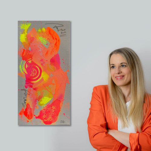 ESCAPE - ein abstrakt gemaltes Leinwandbild von Sophie Friederichs. Das bild ist länglich hochkant zu betrachten und die Farbwelt ist leuchtend orange, pink und gelb auf naturfarbenem Malgrund.