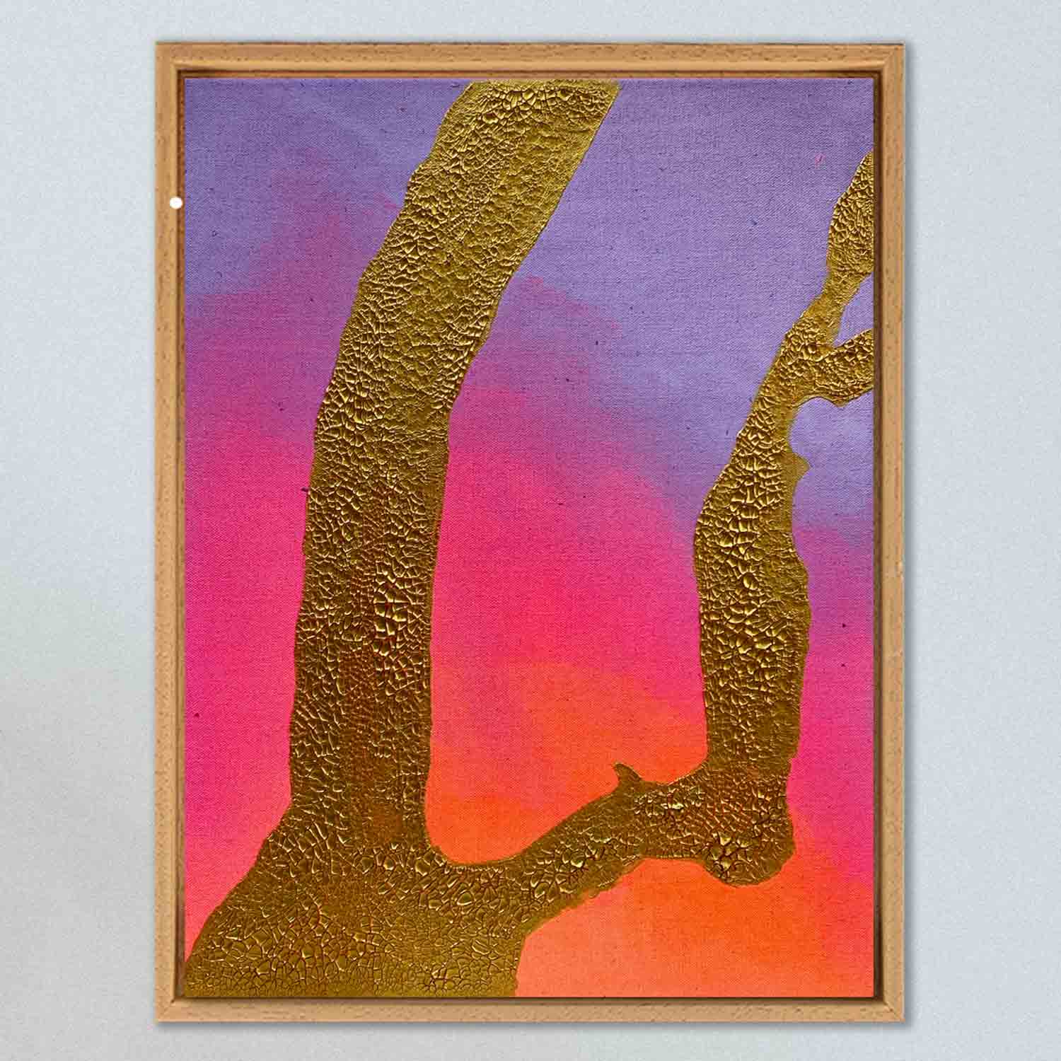 NEW YORK - ein abstrakt gemaltes Leinwandbild in Leuchtend lila, pink und orange sowie Gold Applikationen in einem Crackle Finish. Das Bild zeigt den Hudson River und den East River in Gold auf einem leuchtenden Hintergrund. Künstlerin: Sophie Friederichs, 2025