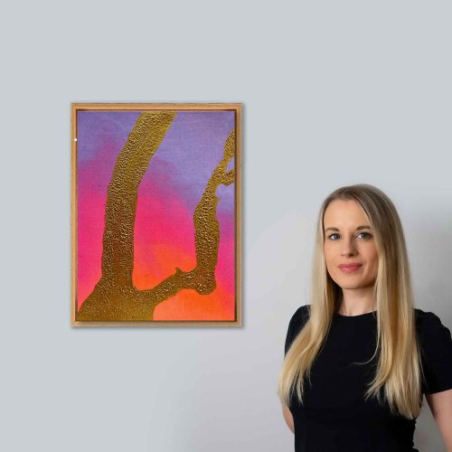 NEW YORK - ein abstrakt gemaltes Leinwandbild in Leuchtend lila, pink und orange sowie Gold Applikationen in einem Crackle Finish. Das Bild zeigt den Hudson River und den East River in Gold auf einem leuchtenden Hintergrund. Künstlerin: Sophie Friederichs, 2025