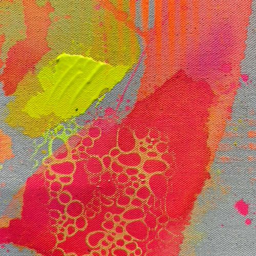 ESCAPE - ein abstrakt gemaltes Leinwandbild von Sophie Friederichs. Das bild ist länglich hochkant zu betrachten und die Farbwelt ist leuchtend orange, pink und gelb auf naturfarbenem Malgrund.