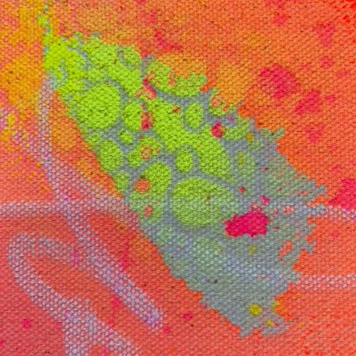 ESCAPE - ein abstrakt gemaltes Leinwandbild von Sophie Friederichs. Das bild ist länglich hochkant zu betrachten und die Farbwelt ist leuchtend orange, pink und gelb auf naturfarbenem Malgrund.