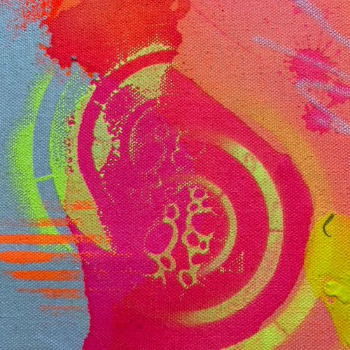 ESCAPE - ein abstrakt gemaltes Leinwandbild von Sophie Friederichs. Das bild ist länglich hochkant zu betrachten und die Farbwelt ist leuchtend orange, pink und gelb auf naturfarbenem Malgrund.