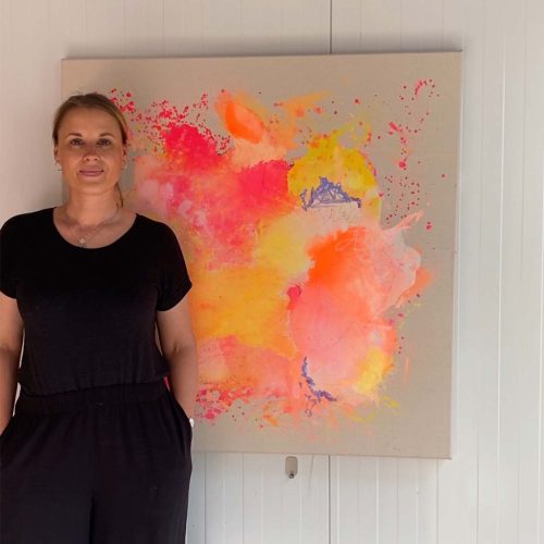 LOSE IT - ein abstraktes Kunstwerk von Sophie Friederichs in 100x100 cm. Die Farbwelt geht von Neonpink über Gelbtönen bis hin zu Orange, Zartrosa und lila Akzenten.