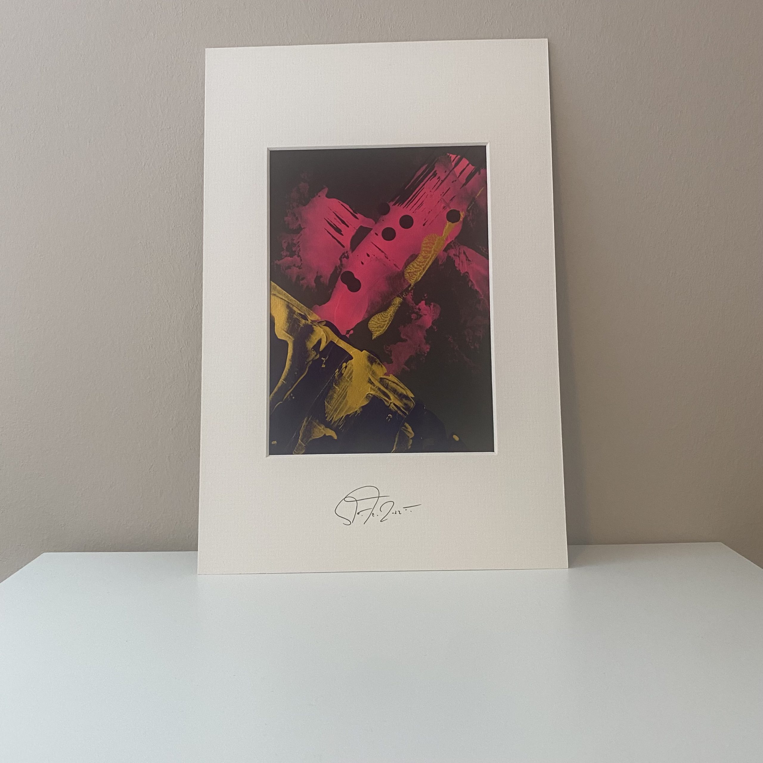 REBEL REBEL - eine abstrakt gemalte Mini Painting Serie von Sophie Friederichs. Neonpink, dunkelblau und gold auf schwarz.