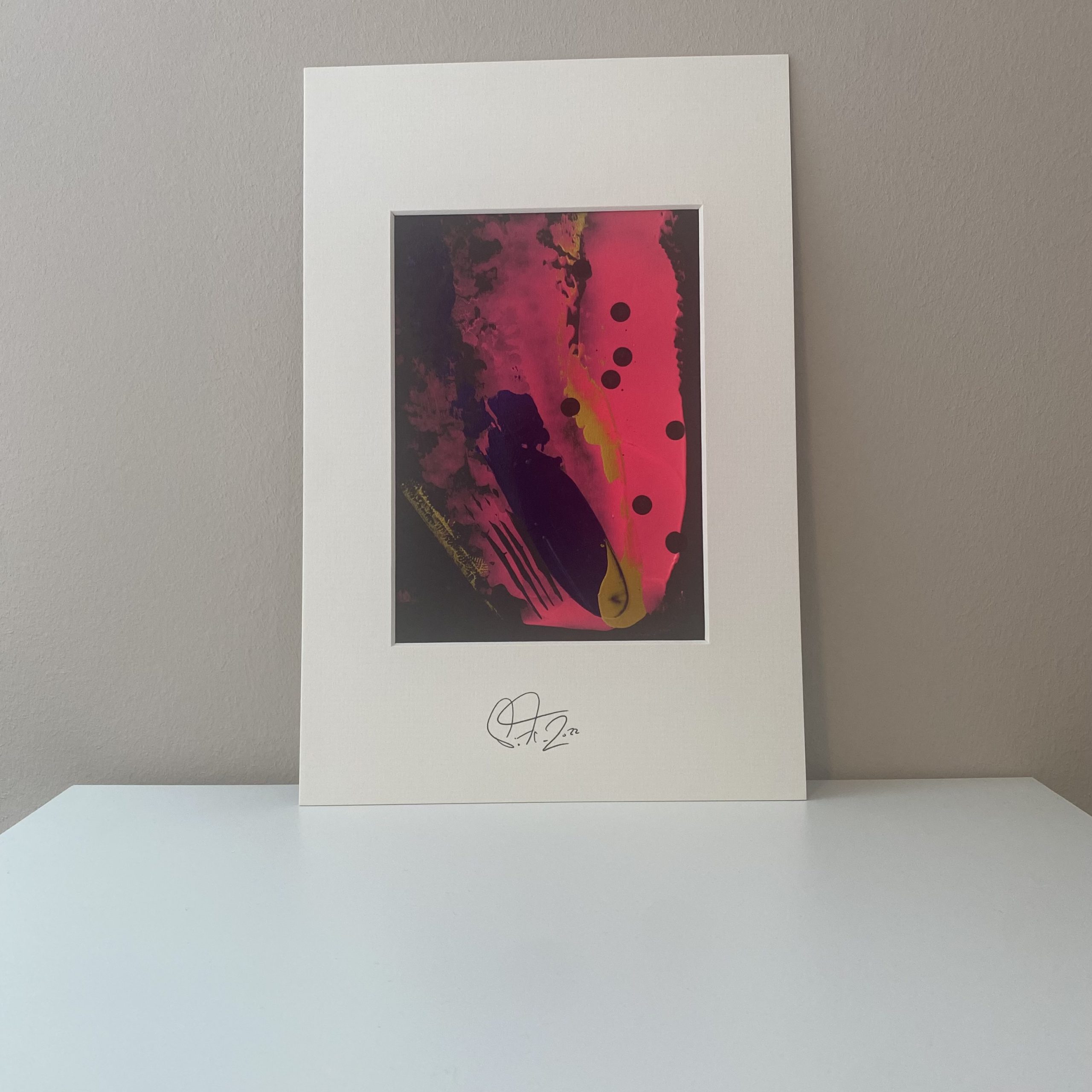 REBEL REBEL - eine abstrakt gemalte Mini Painting Serie von Sophie Friederichs. Neonpink, dunkelblau und gold auf schwarz.