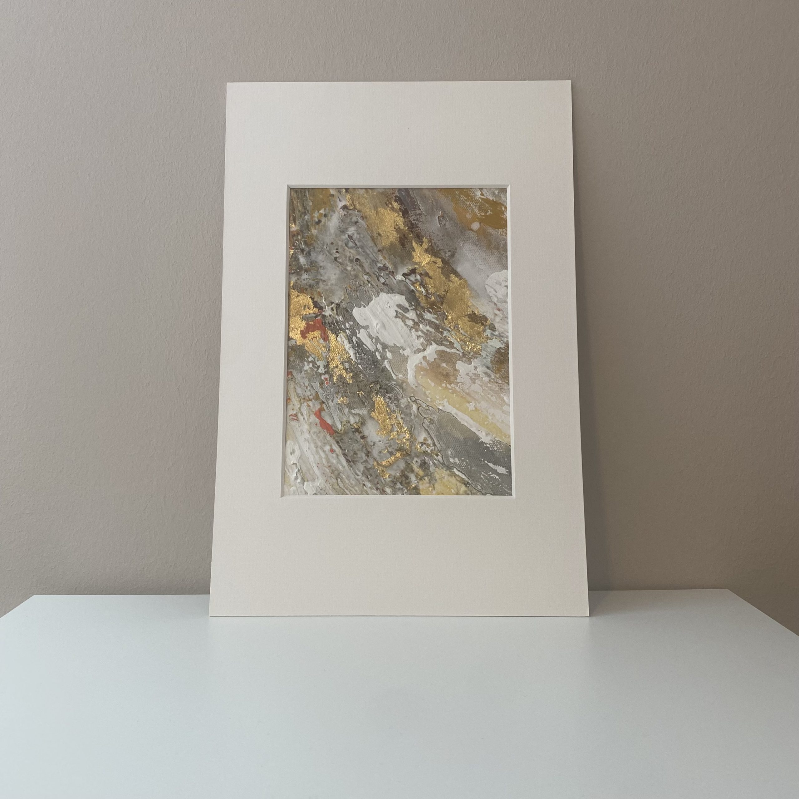 GOLDEN LOVE - eine abstrakt gemalte Mini Painting Serie von Sophie Friederichs in Gold, Orange, Beige und Grau.