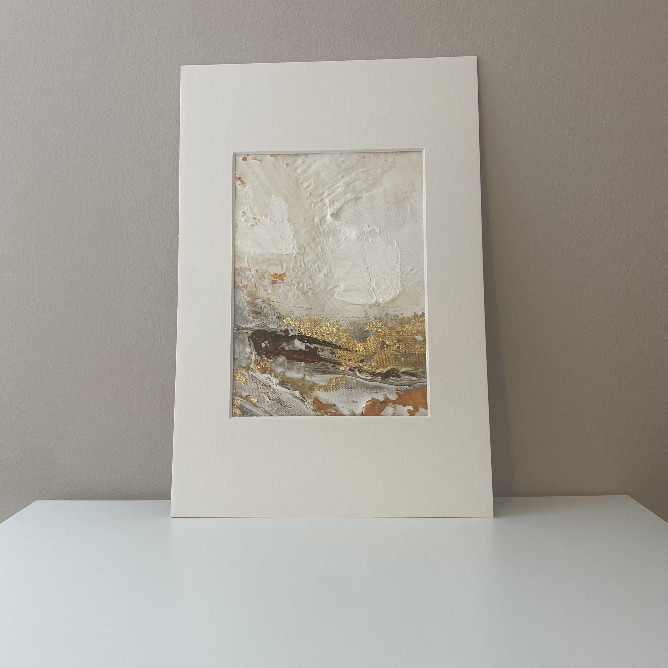 GOLDEN LOVE - eine abstrakt gemalte Mini Painting Serie von Sophie Friederichs in Gold, Orange, Beige und Grau.