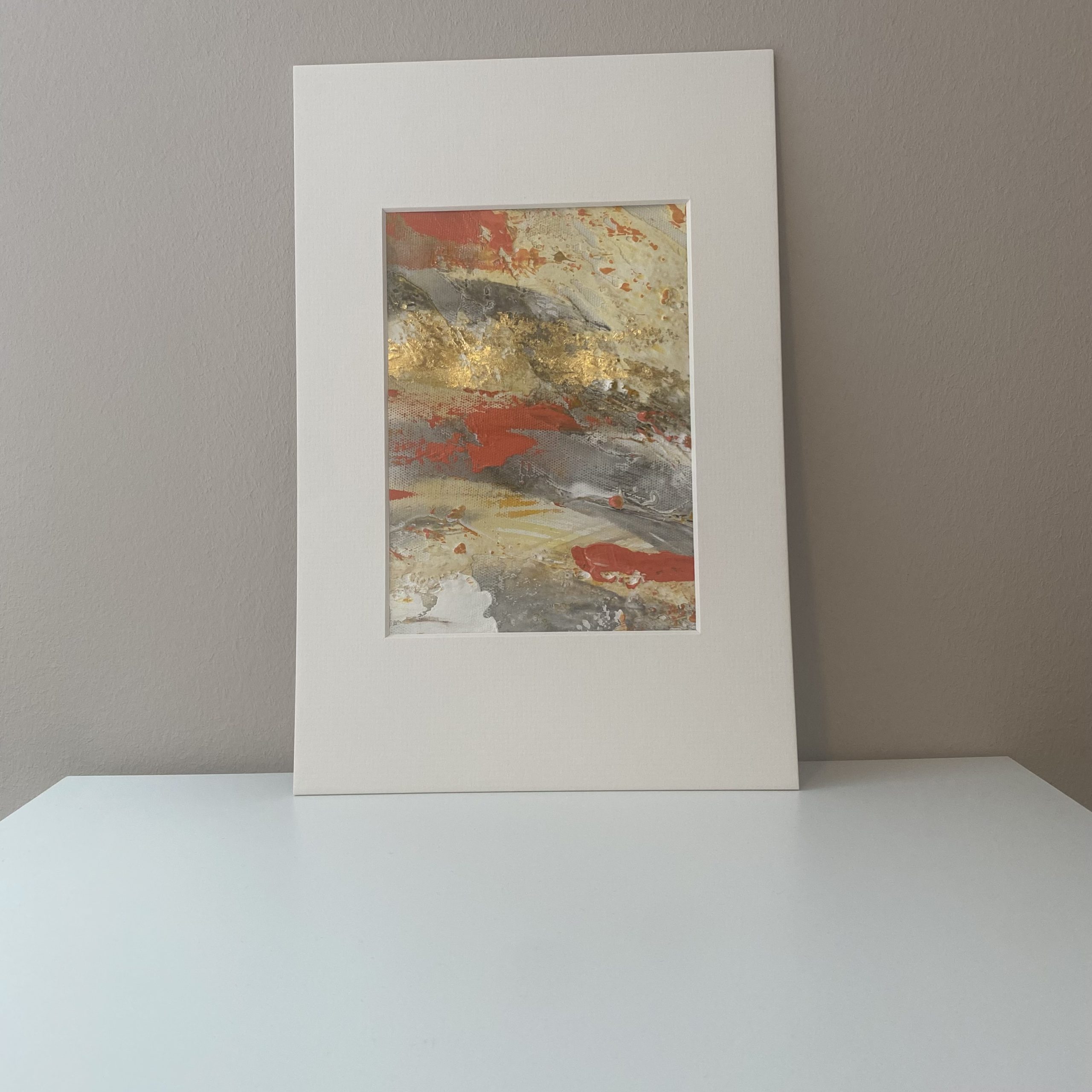 GOLDEN LOVE - eine abstrakt gemalte Mini Painting Serie von Sophie Friederichs in Gold, Orange, Beige und Grau.