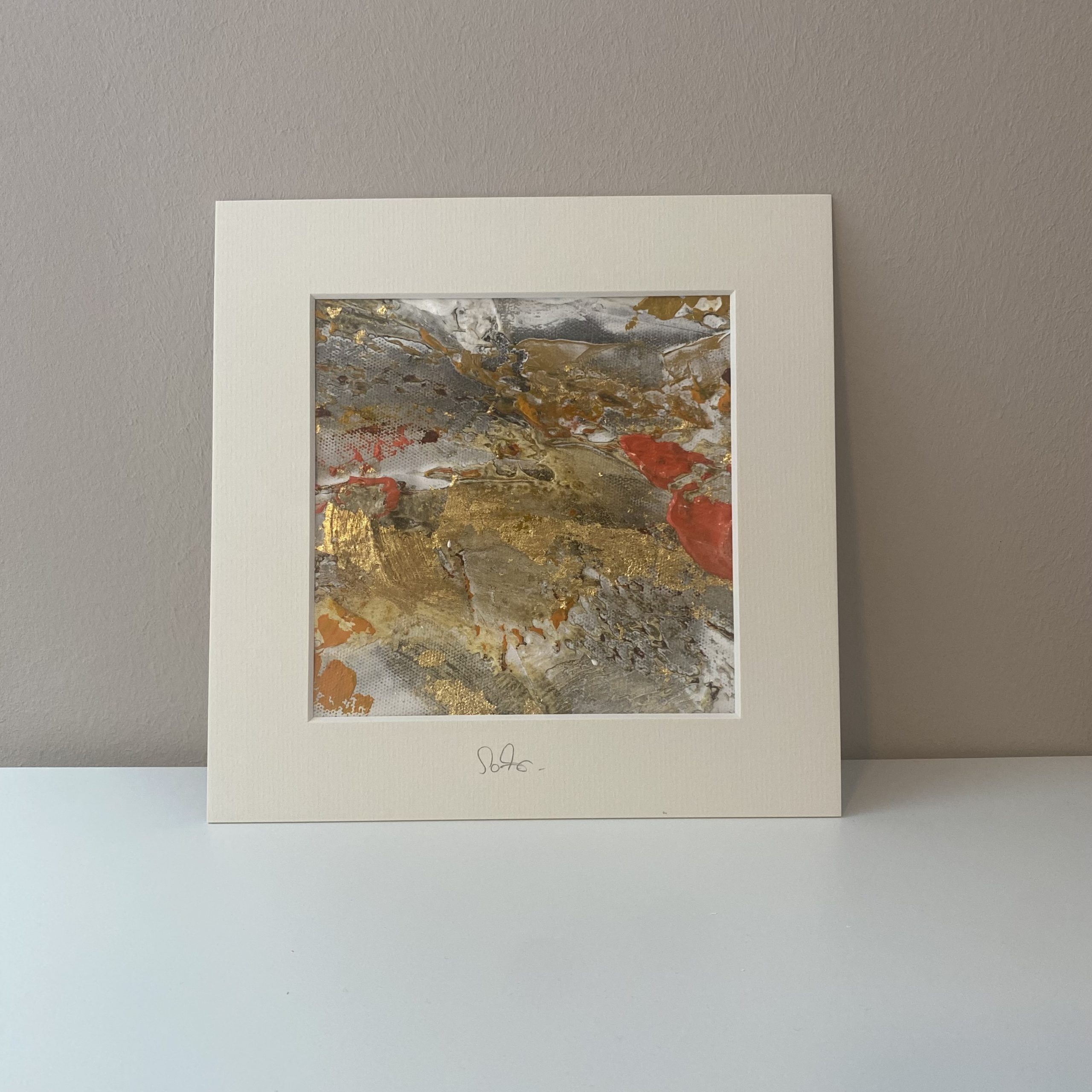 GOLDEN YEARS - ein abstrakt gemaltes Mini Painting von Sophie Friederichs in den Farben Gold, Orange und Grau.