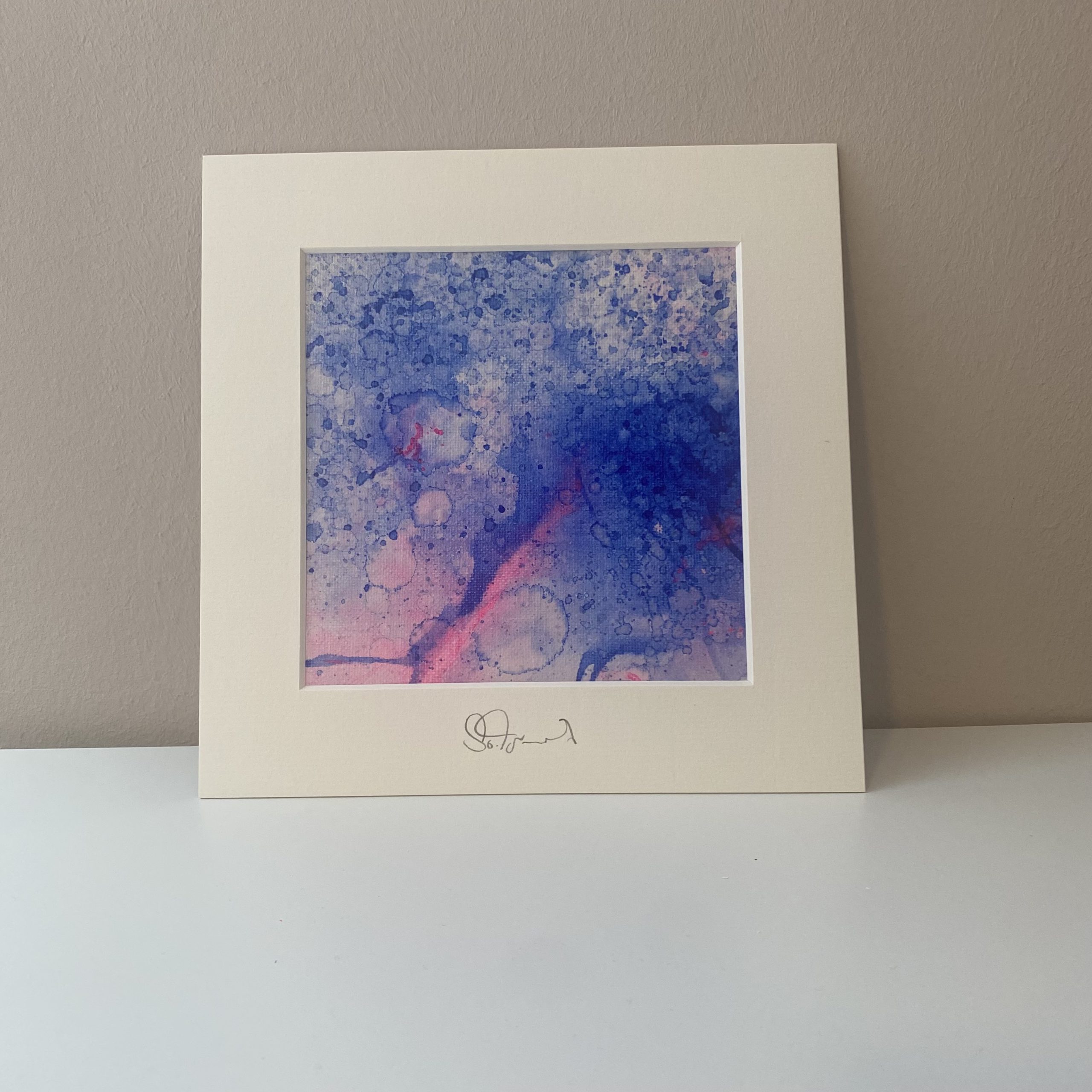 CLEAREST BLUE - ein Mini Painting von Sophie Friederichs. Abtrakter Malstil in Royalblau und rosa.