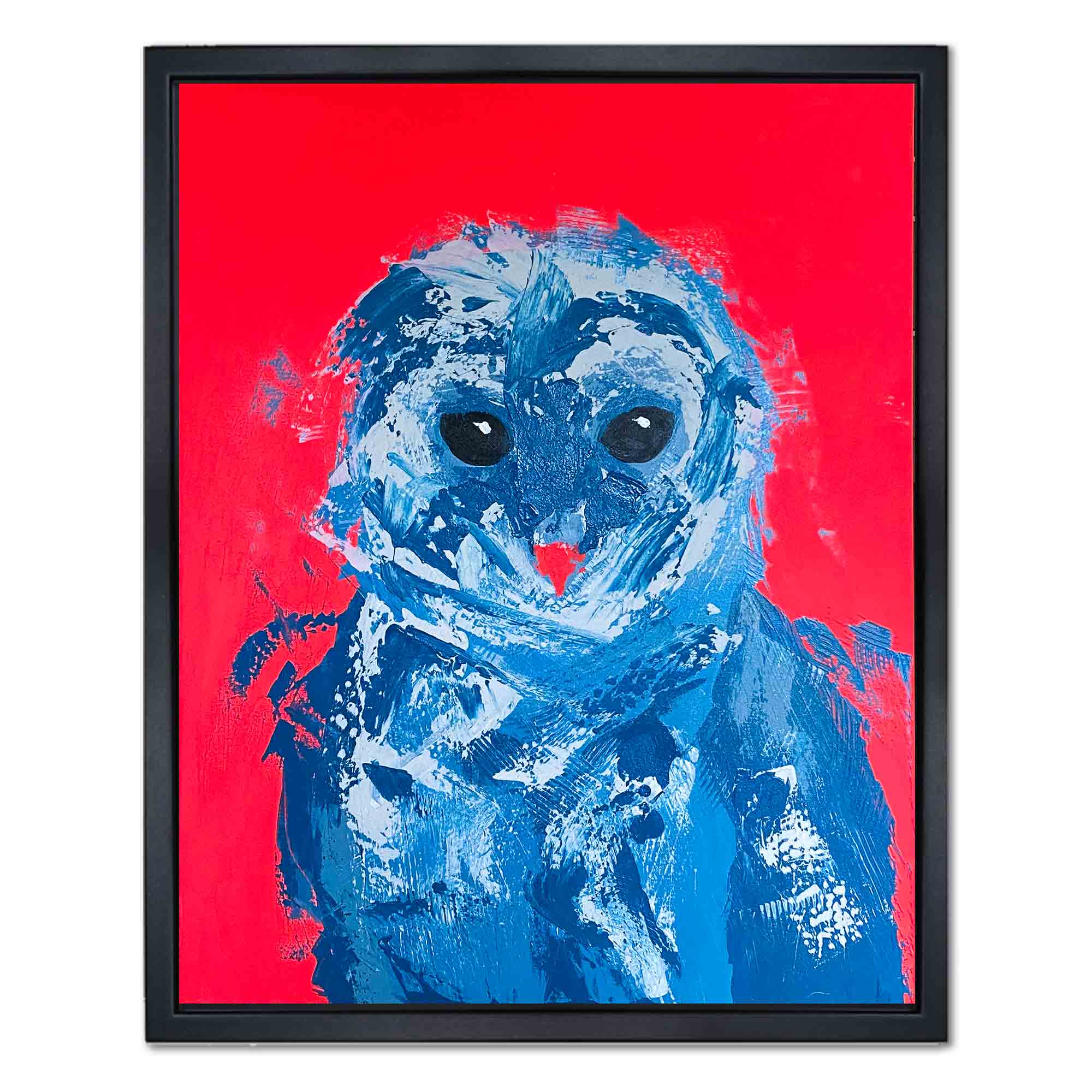 HOWLY - ein abstraktes Leinwandbild von SOphie Friederichs. Zu sehen ist eine halb abstralte Eule in verschiedenen Blautönen auf einem neonpinken Hintergrund.