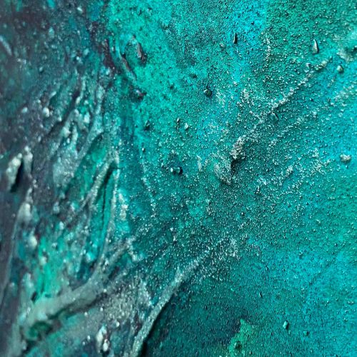 DOPAMINE - ein abstrakt gestaltes Wandbild in den Farben Türkis, Petrol und Tannengrün. Die Oberfläche ist sandig rauh und mit einer groben Textur versehen, die an Zweige erinnert.