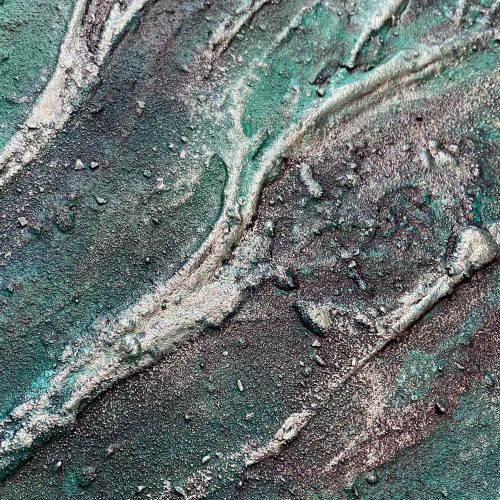 DOPAMINE - ein abstrakt gestaltes Wandbild in den Farben Türkis, Petrol und Tannengrün. Die Oberfläche ist sandig rauh und mit einer groben Textur versehen, die an Zweige erinnert.