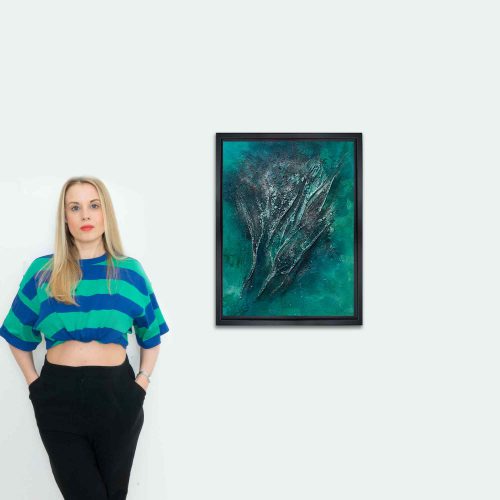 DOPAMINE - ein abstrakt gestaltes Wandbild in den Farben Türkis, Petrol und Tannengrün. Die Oberfläche ist sandig rauh und mit einer groben Textur versehen, die an Zweige erinnert.