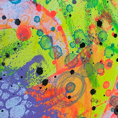 Das Werk „NULLDREINULL“ zeigt eine abstrahierte Darstellung des Berliner Stadtgebiets inklusive seiner charakteristischen Gewässer. In expressiver, vielschichtiger Komposition verdichten sich Linien, Flächen und Farbräume zu einer dynamischen Stadtkarte, die weniger geografische Präzision als vielmehr Atmosphäre und Energie transportiert.