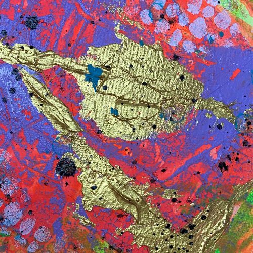 Das Werk „NULLDREINULL“ zeigt eine abstrahierte Darstellung des Berliner Stadtgebiets inklusive seiner charakteristischen Gewässer. In expressiver, vielschichtiger Komposition verdichten sich Linien, Flächen und Farbräume zu einer dynamischen Stadtkarte, die weniger geografische Präzision als vielmehr Atmosphäre und Energie transportiert.