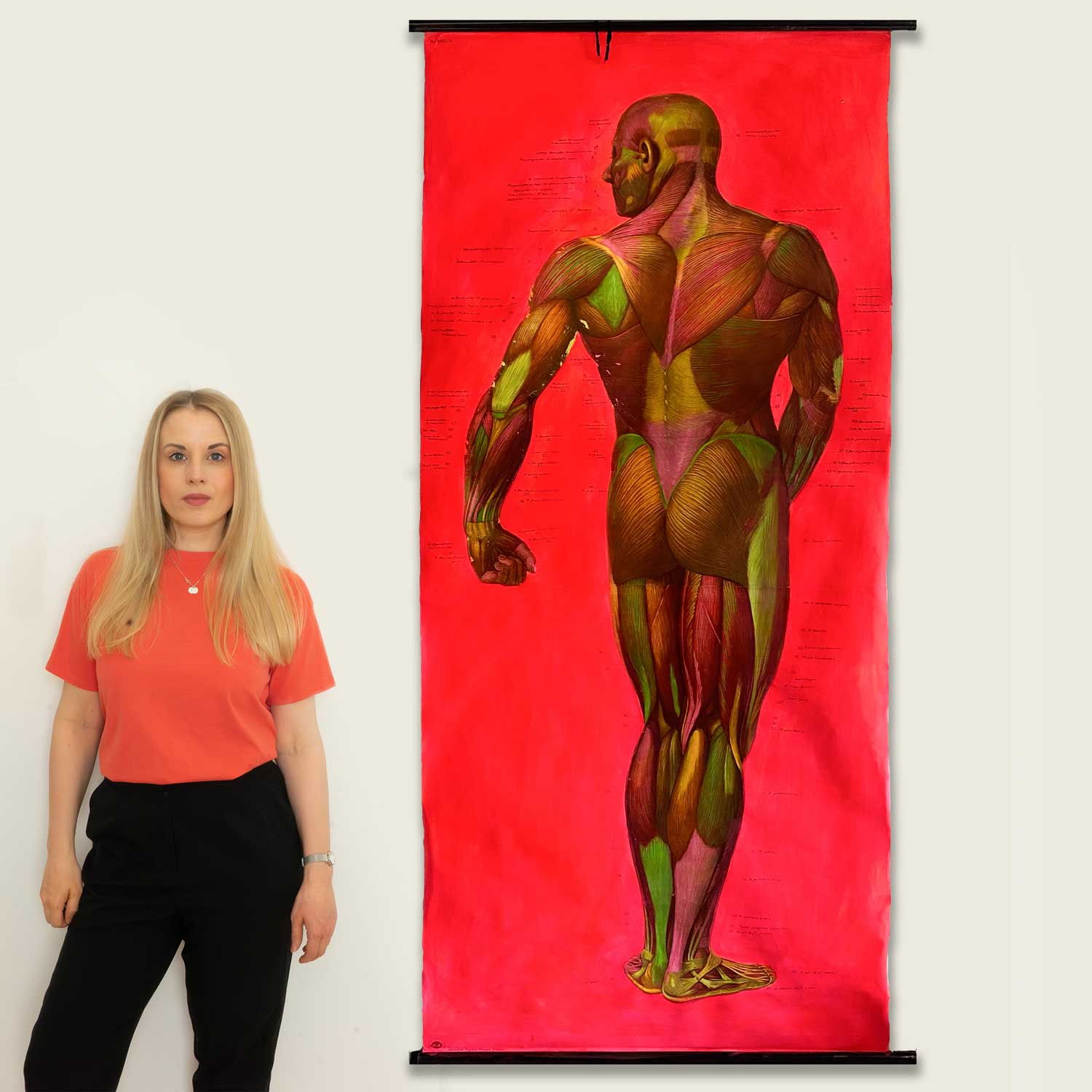 MUSCLES ist ein einzigartiges Originalkunstwerk auf einer DDR-Schulkarte von 1988 des Deutschen Hygienemuseums – abstrakt überarbeitet mit Neon-Buntstiften und Neon-Tinte. Vintage Anatomie trifft auf zeitgenössische Neon Art.